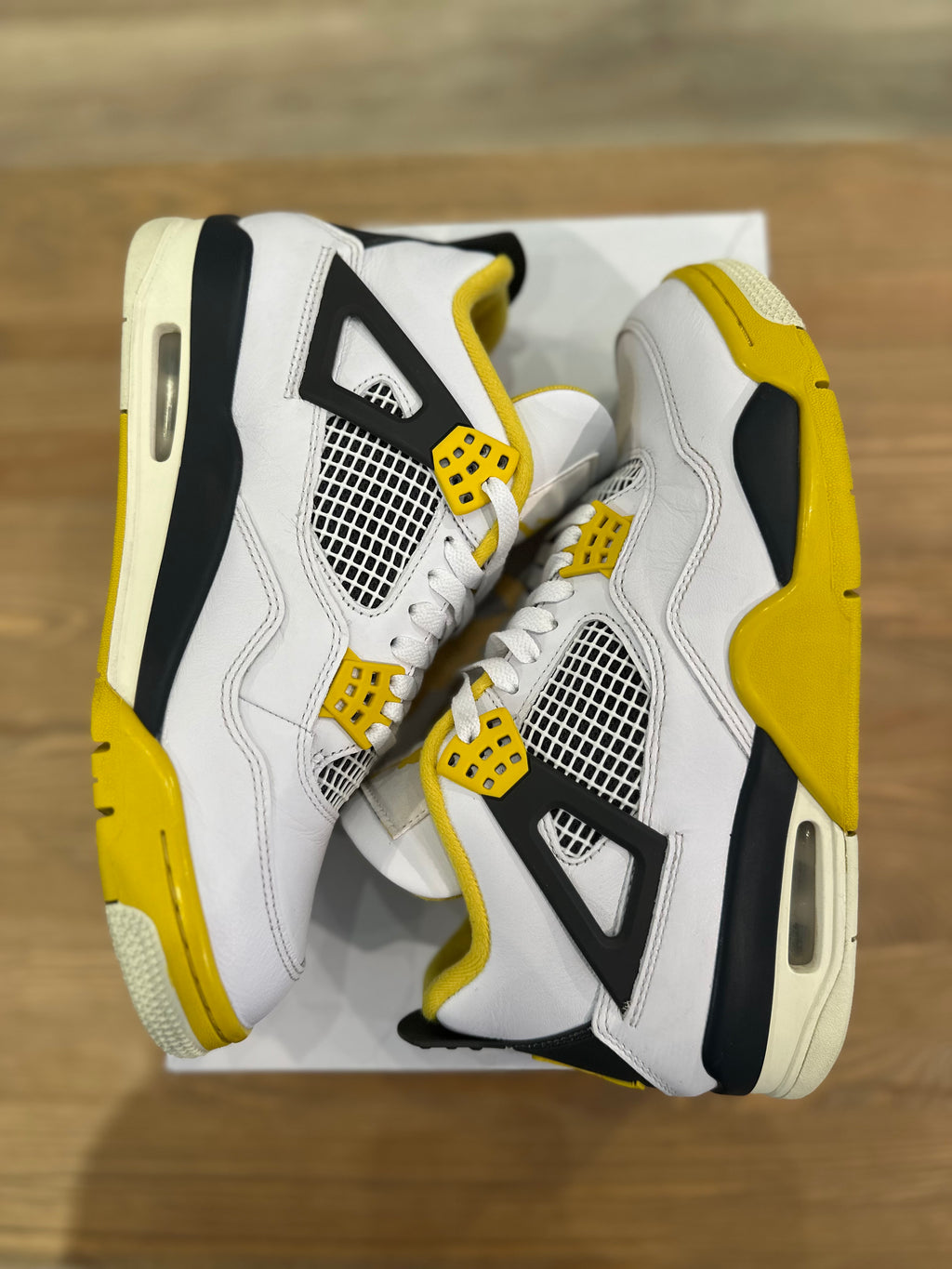 Nike Jordan 4 rétro vivid sulfur ( taille 42,5 )