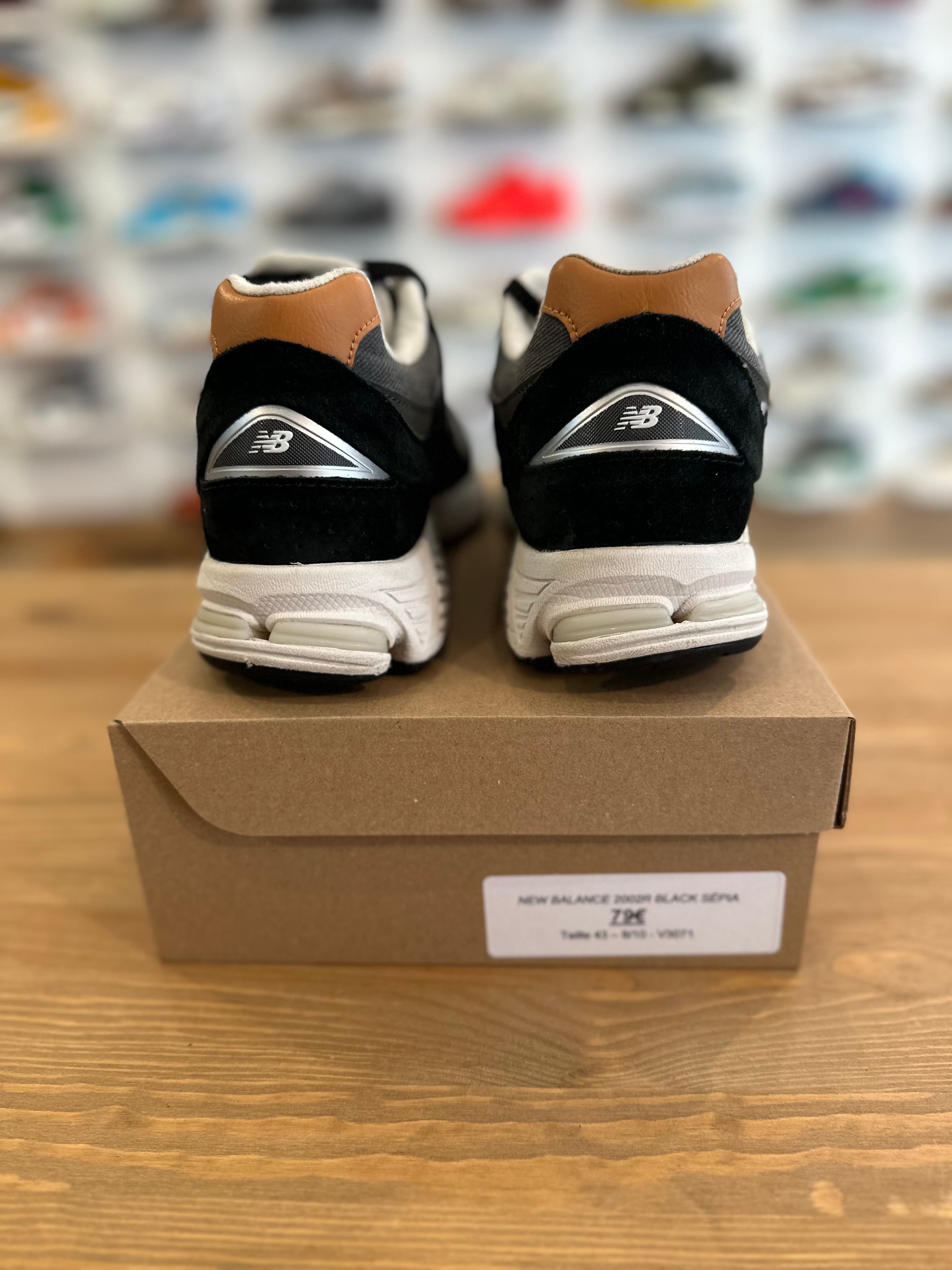 New balance 2002r black sépia ( taille 43 )