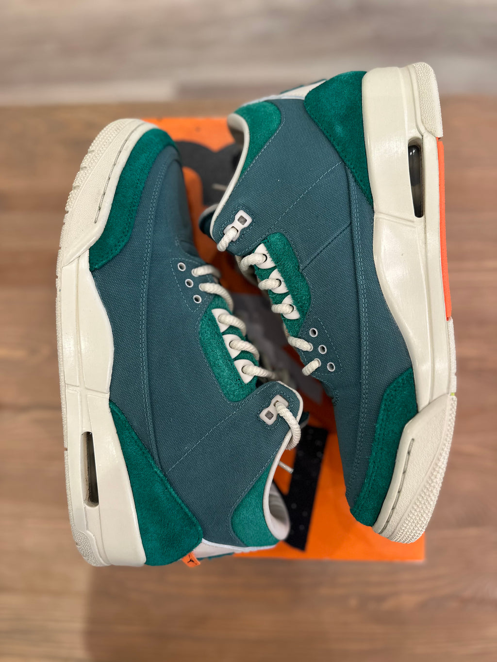 Nike Jordan 3 rétro Nina Chanel ( taille 44 )