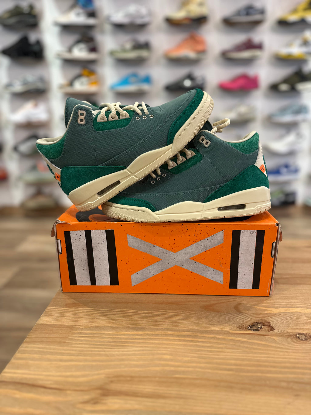 Nike Jordan 3 rétro Nina Chanel ( taille 40 )