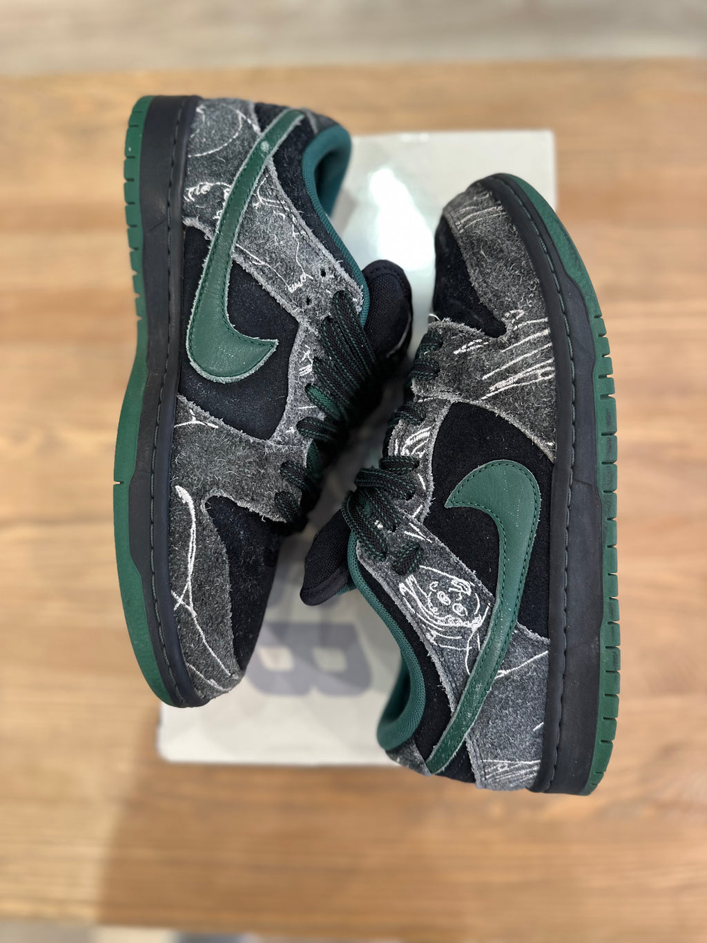 Nike sb dunk low there skateboards ( taille 40,5 )