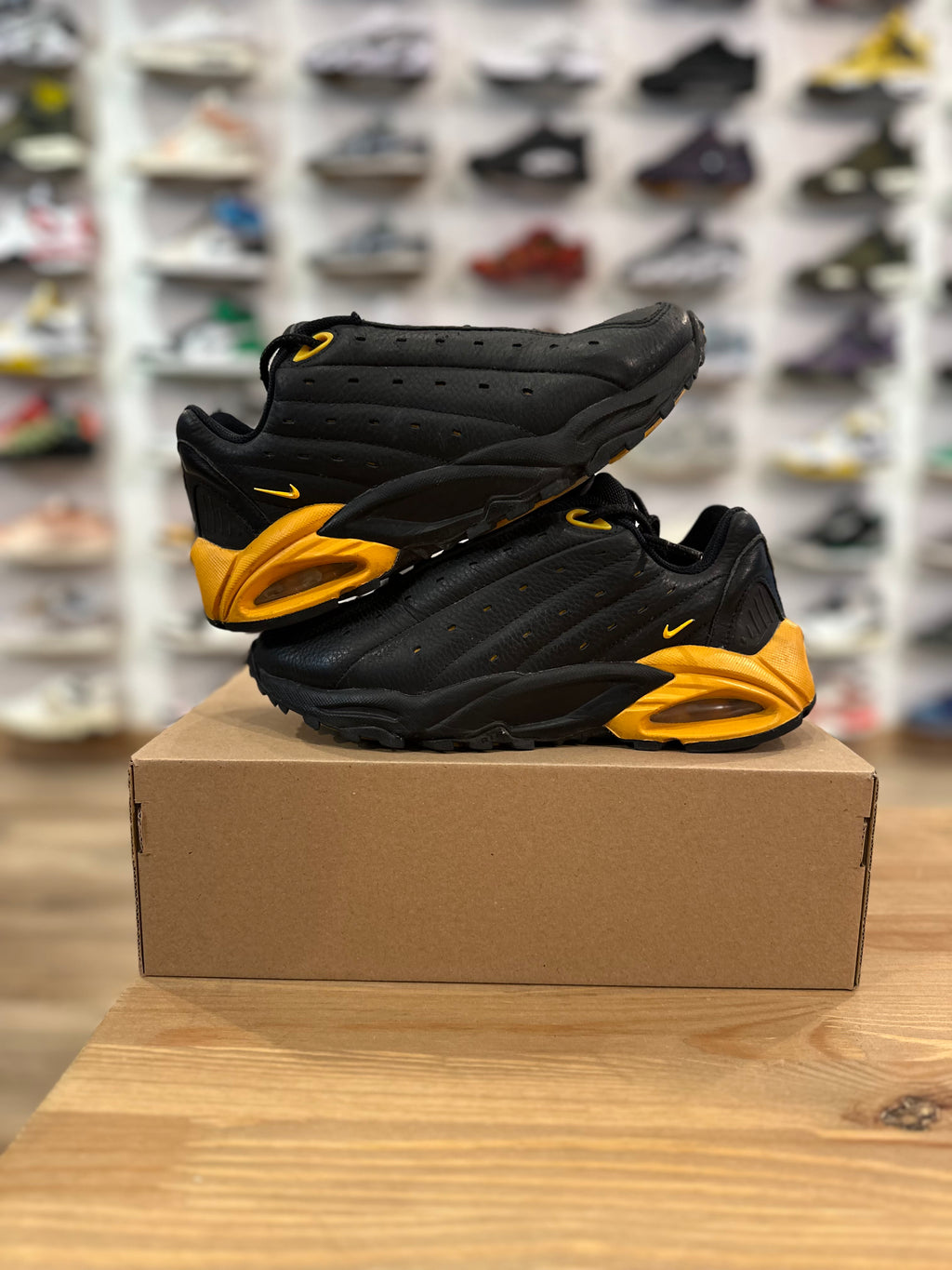 Nike nocta hot step black university gold