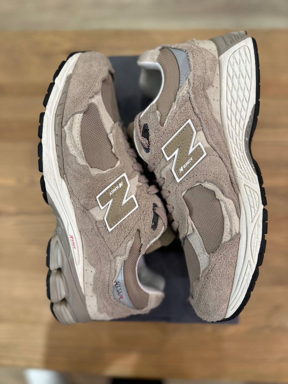 New balance 2002r protection pack driftwood ( taille 42,5 )