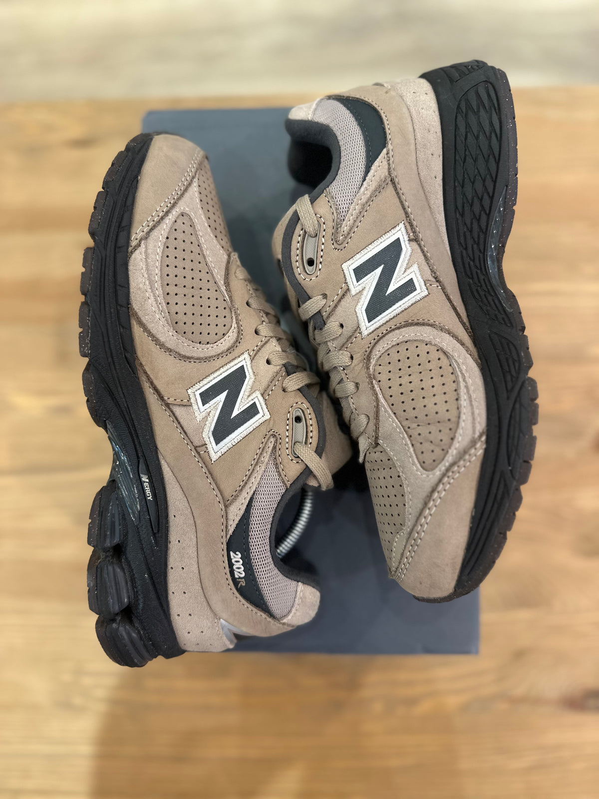 New balance 2002r driftwood ( taille 40 )