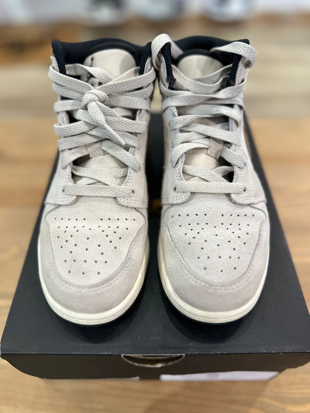 Nike Jordan 1 mid se elephant ( taille 35,5 )