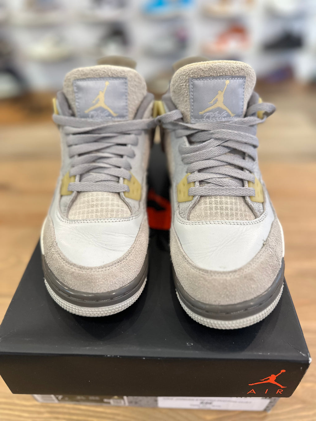 Nike Jordan 4 rétro photon dust ( taille 40 )