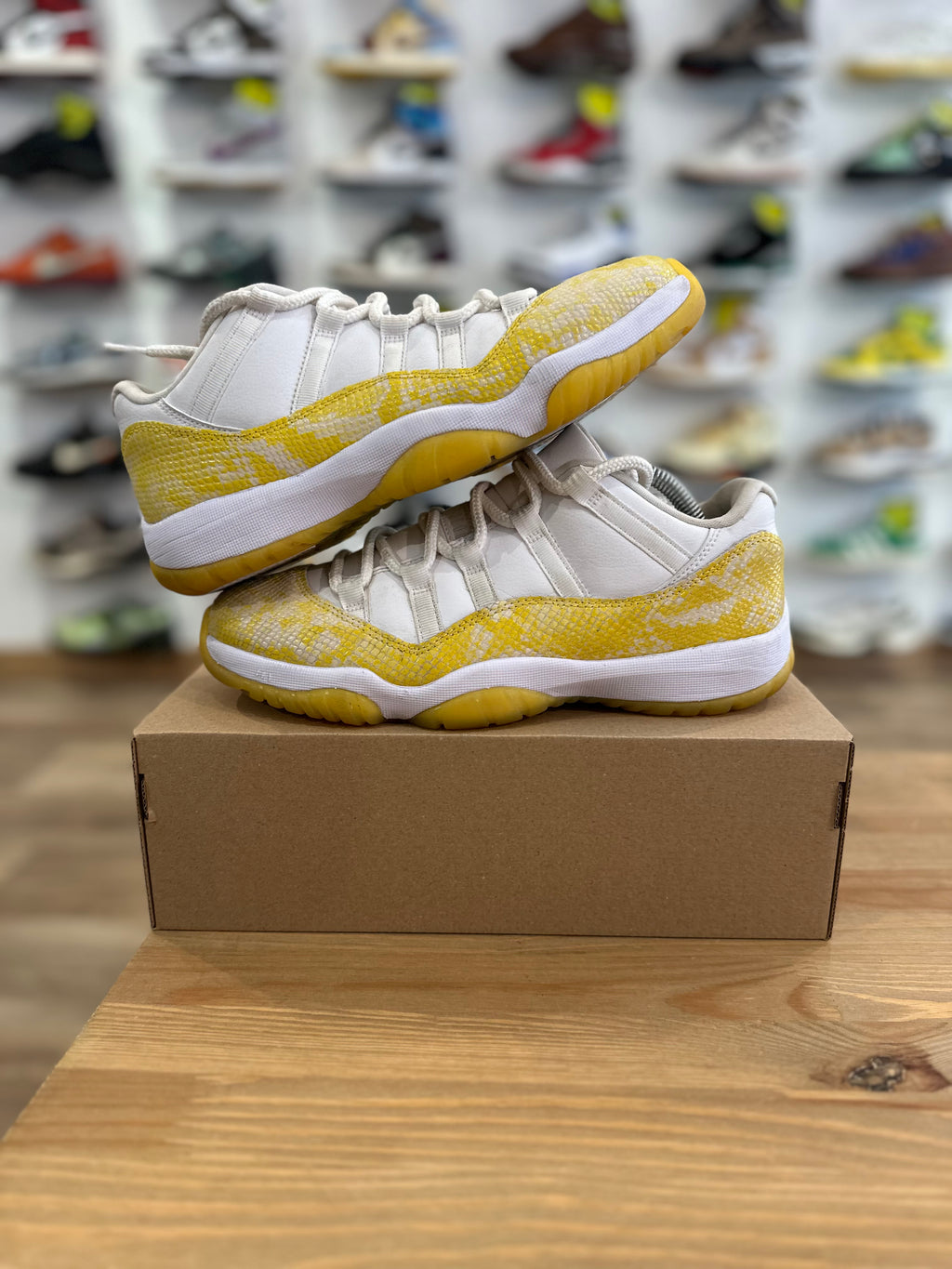 Nike Jordan 11 low yellow snakeskin ( taille 41 )