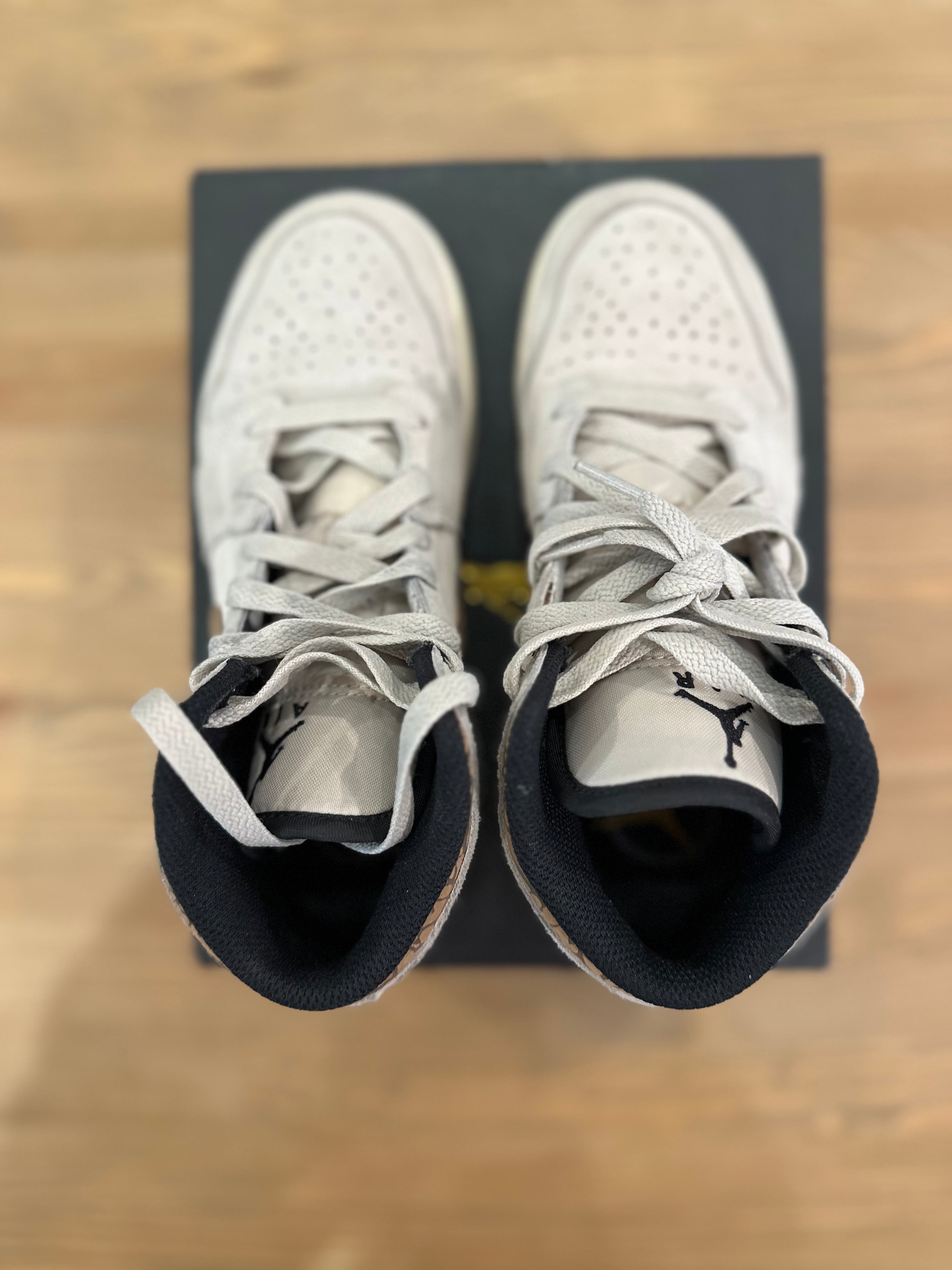 Nike Jordan 1 mid se elephant ( taille 35,5 )