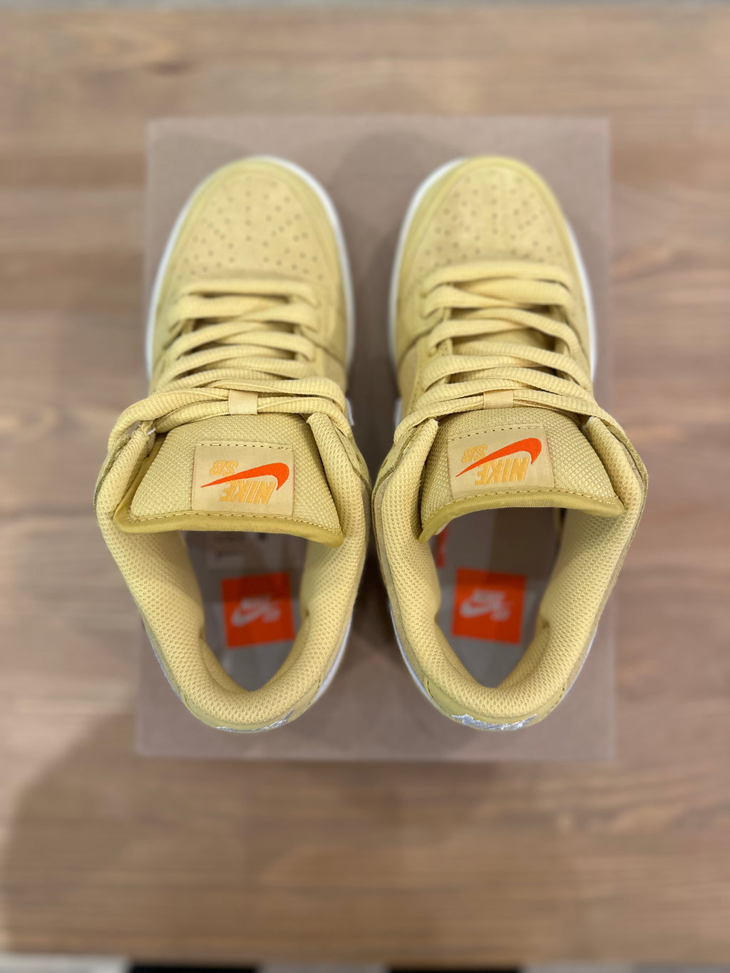 Nike sb dunk low saturn gold ( taille 37,5 )