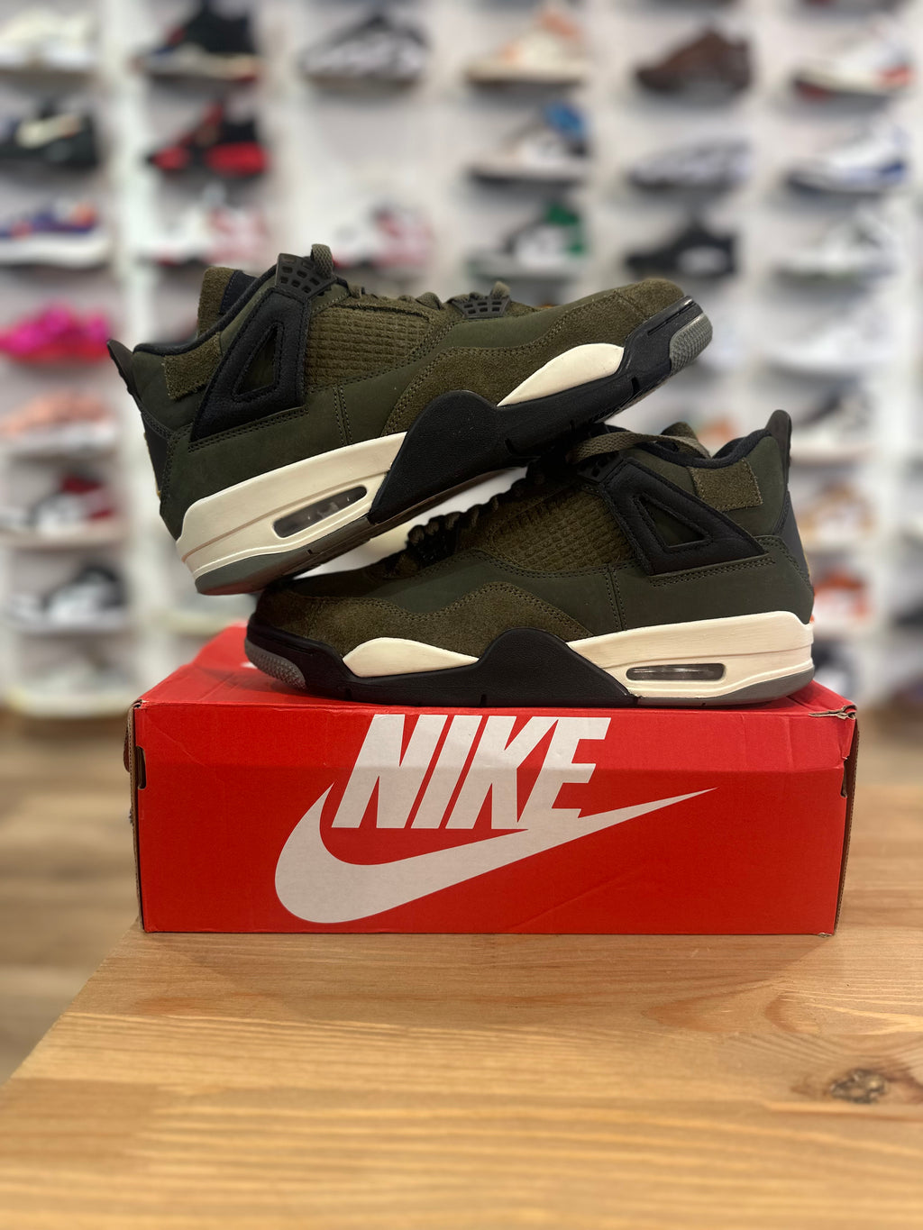 Nike Jordan 4 rétro craft olive ( taille 42,5 )