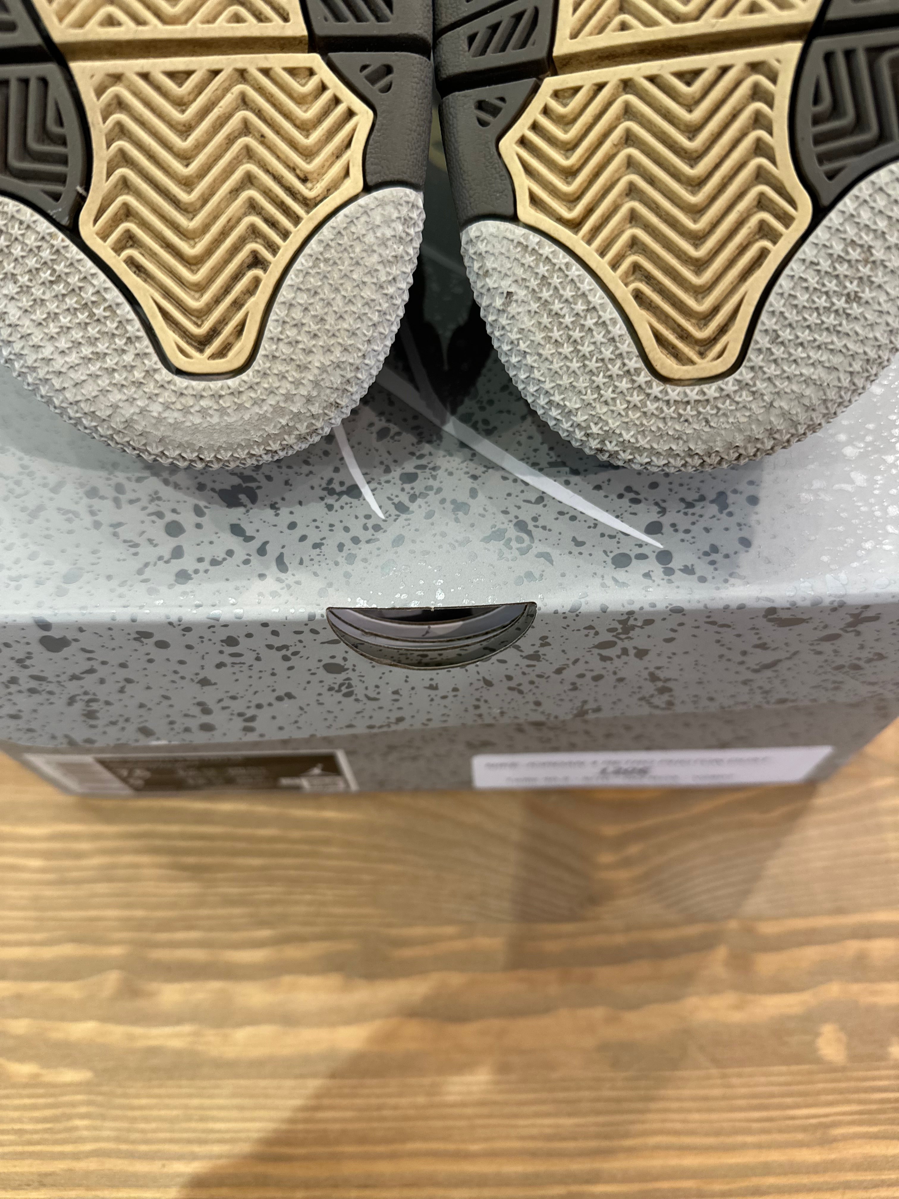 Nike Jordan 4 rétro photon dust ( taille 40,5 )