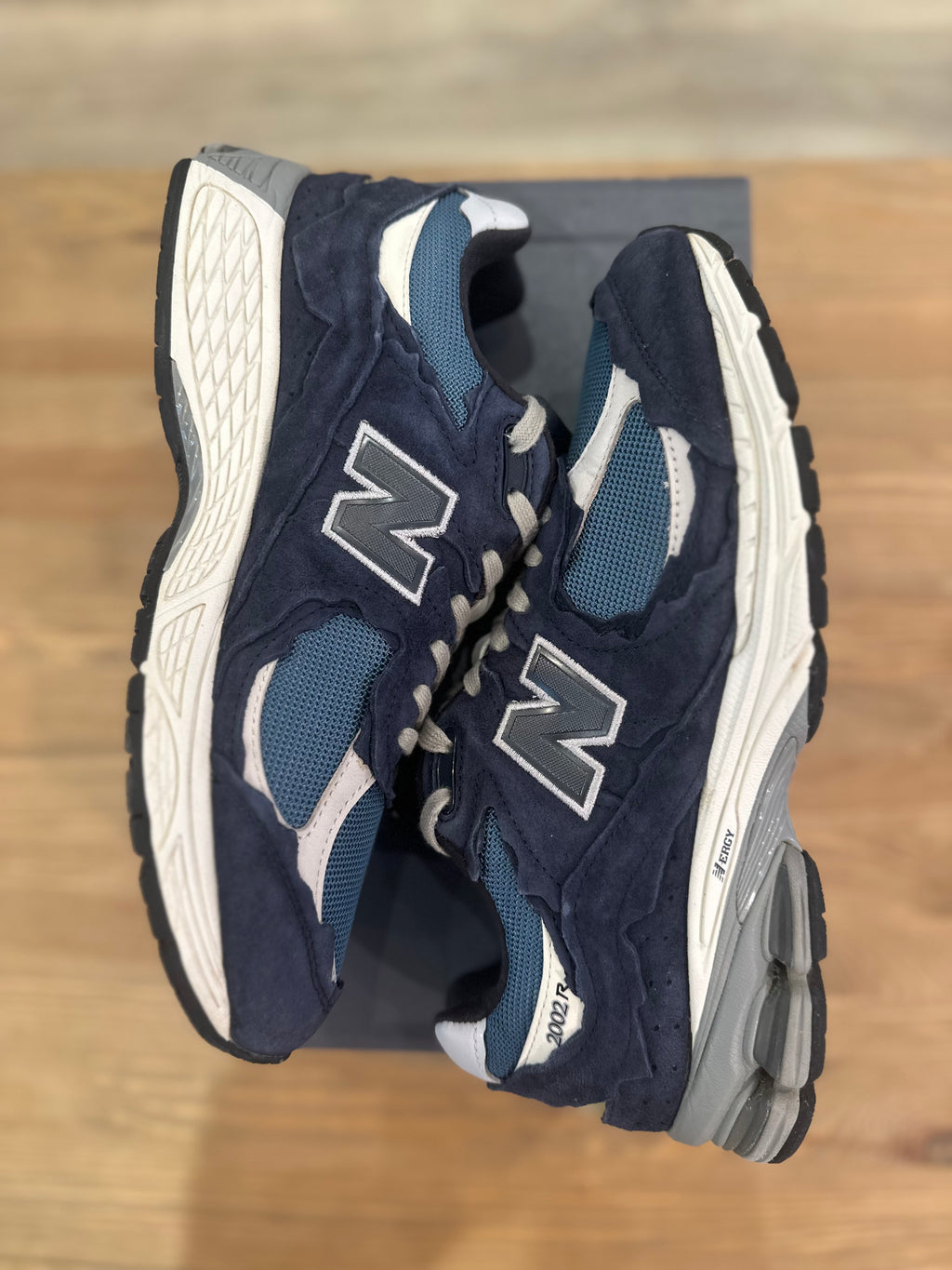 New balance 2002r protection pack dark navy ( taille 42,5 )