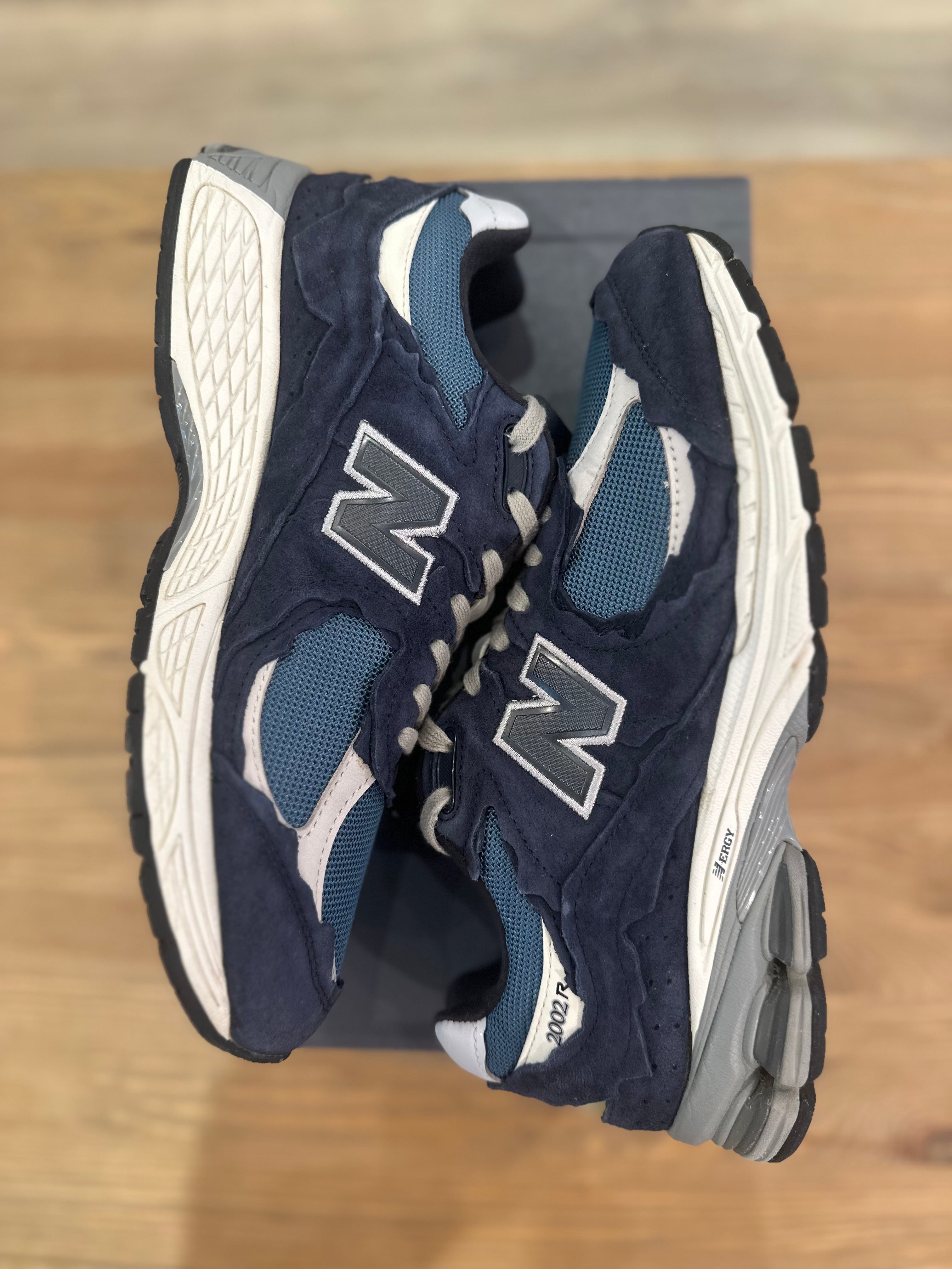 New balance 2002r protection pack dark navy ( taille 42,5 )