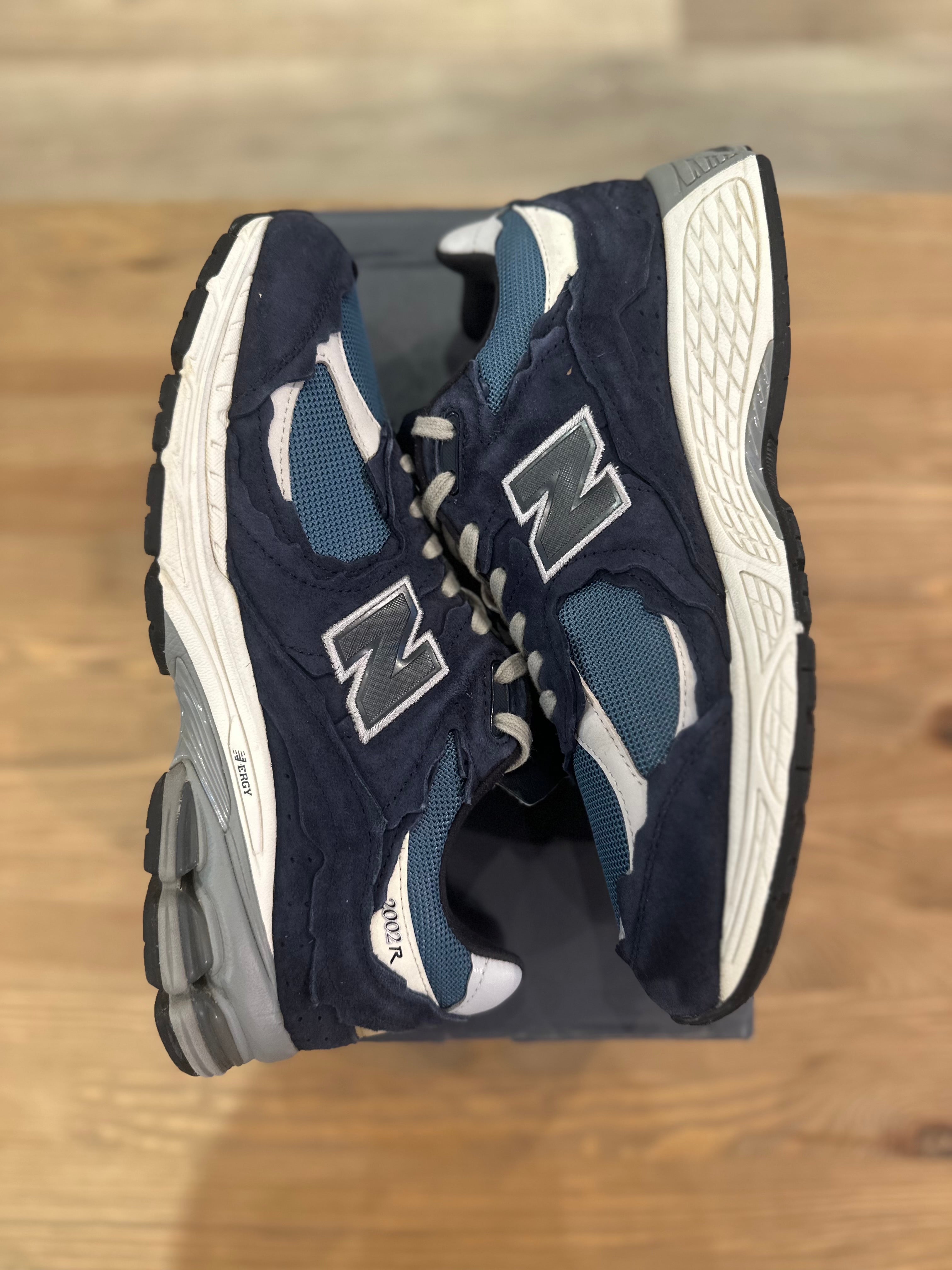 New balance 2002r protection pack dark navy ( taille 42,5 )