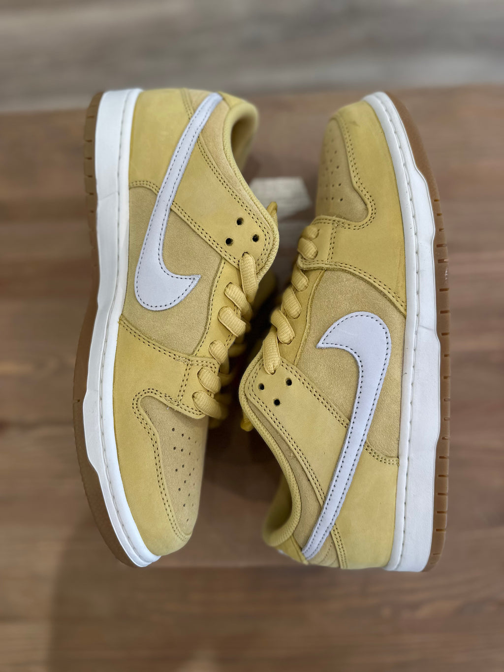 Nike sb dunk low saturn gold ( taille 44 )