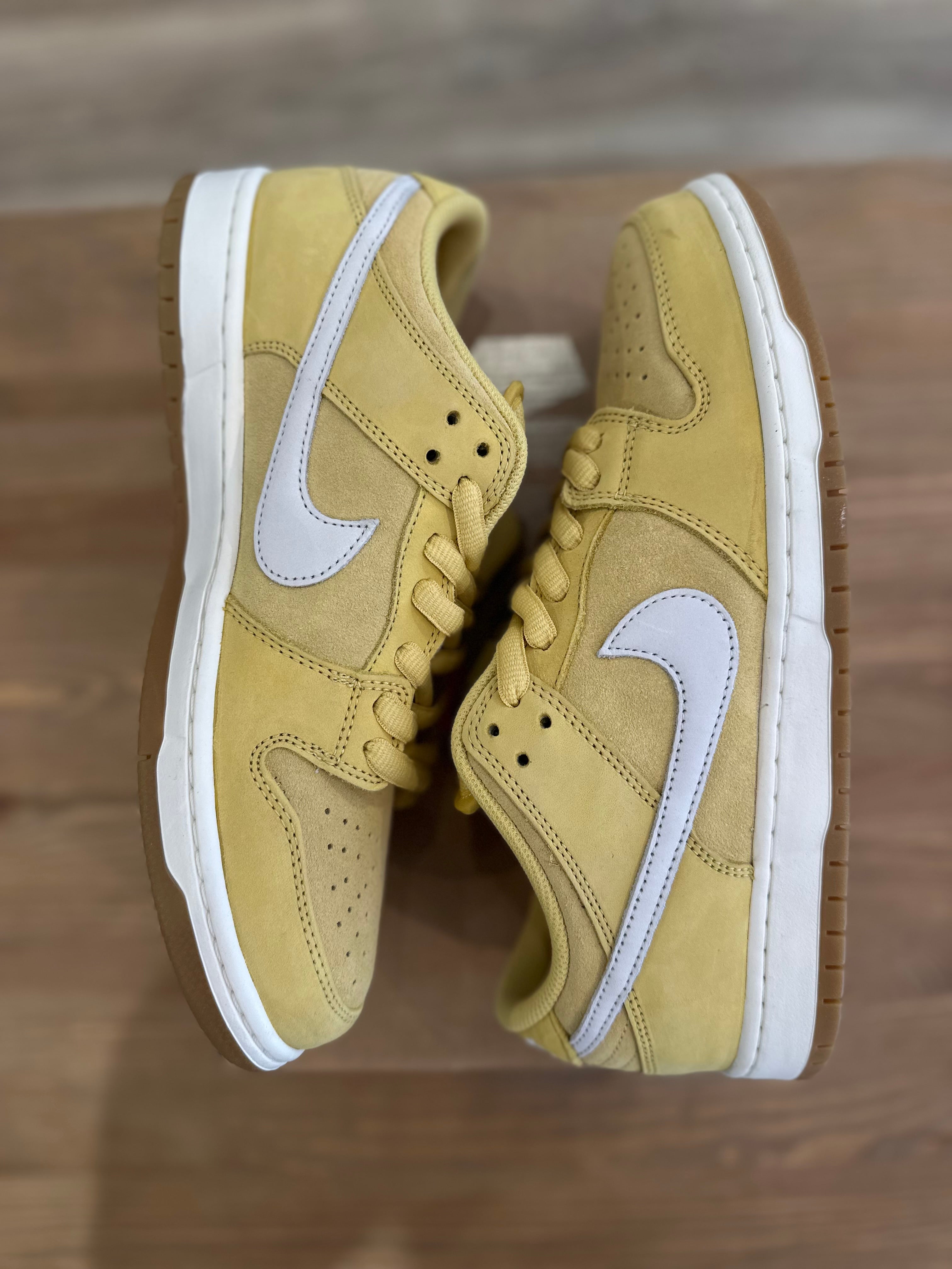 Nike sb dunk low saturn gold ( taille 44 )