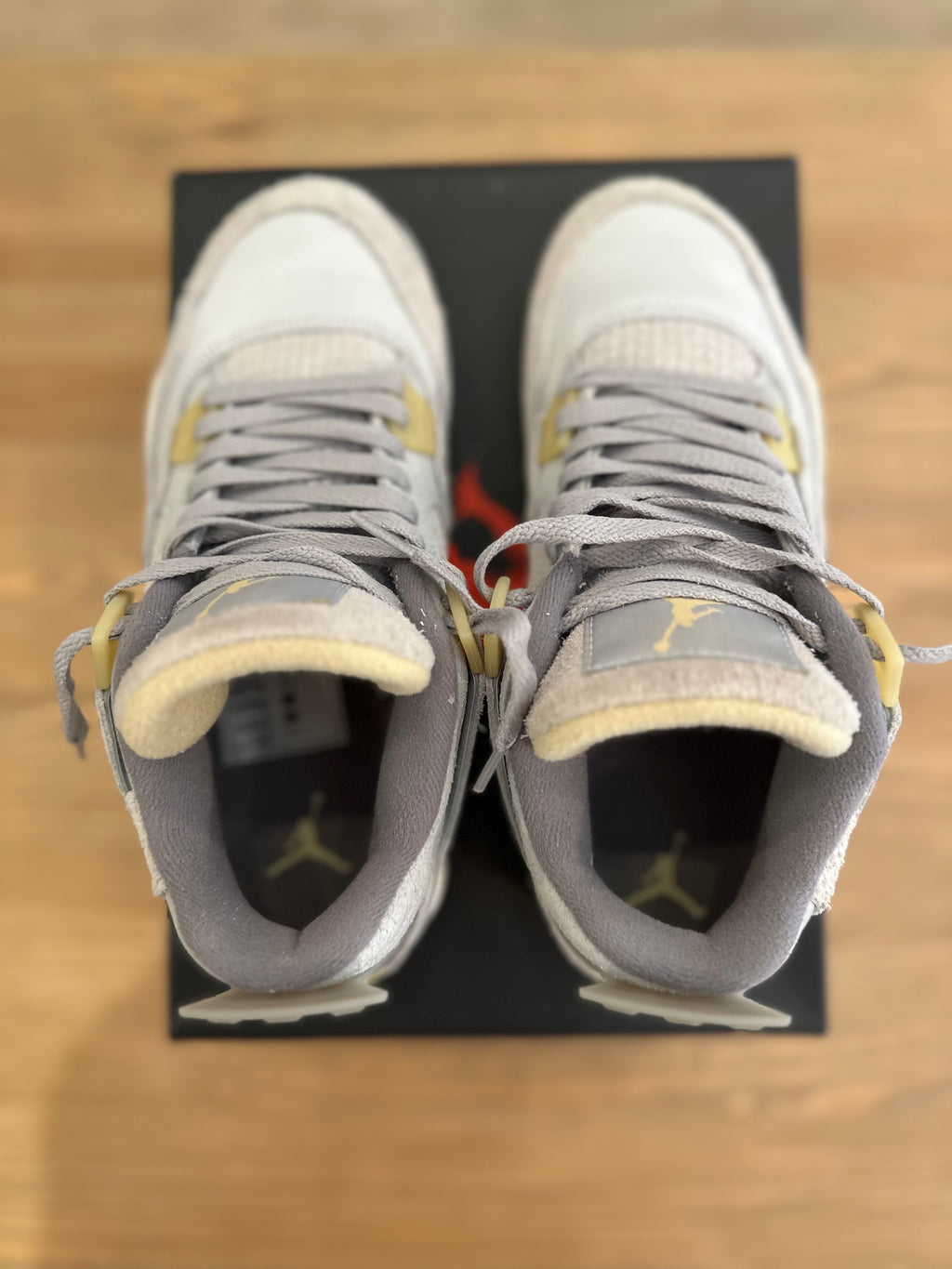 Nike Jordan 4 rétro photon dust ( taille 38,5 )