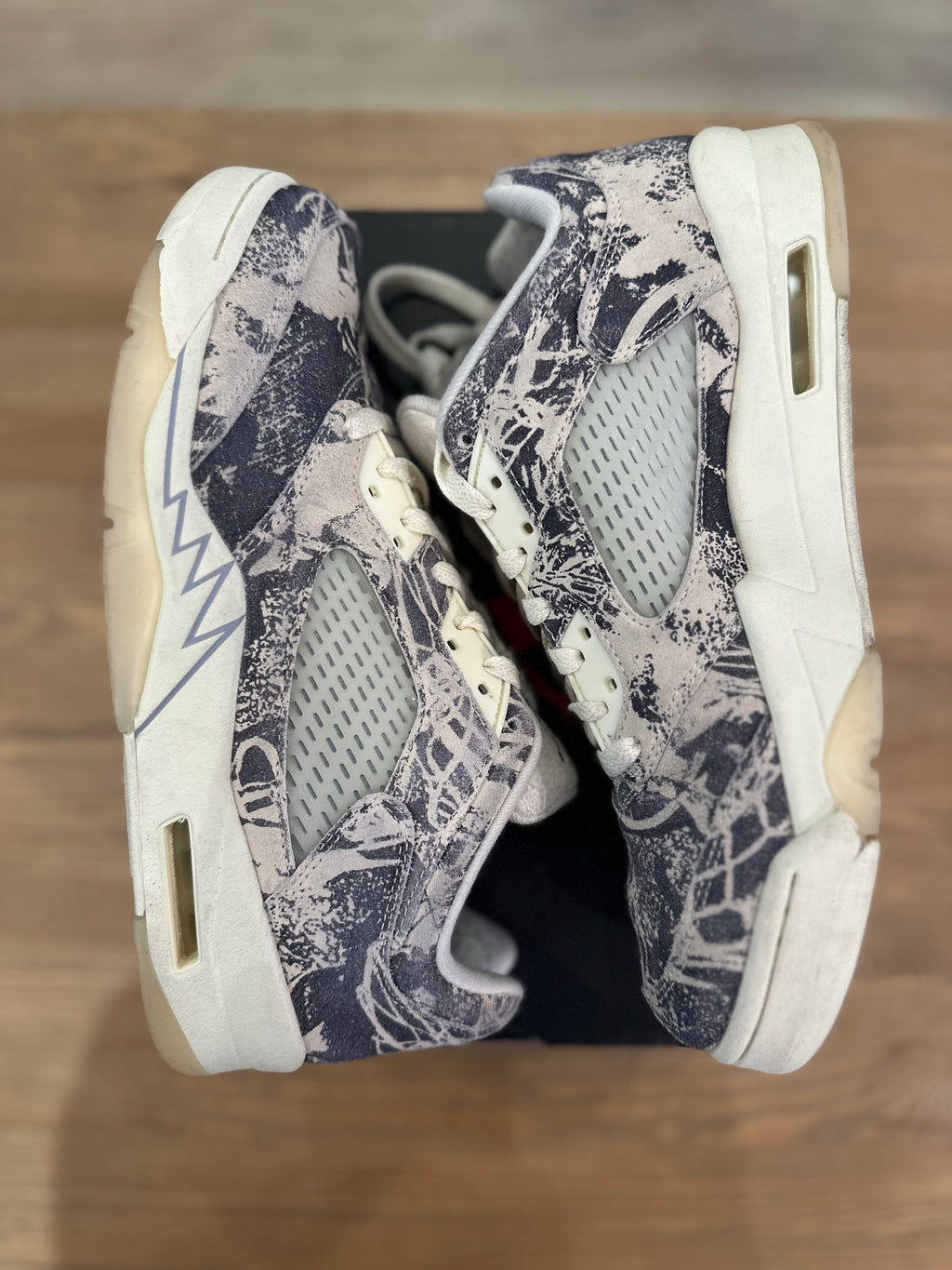 Nike Jordan 5 low rétro expression ( taille 42,5 )