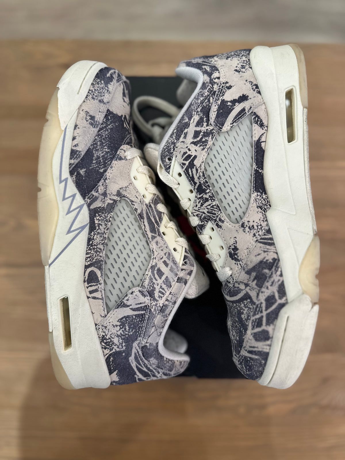 Nike Jordan 5 low rétro expression ( taille 42,5 )