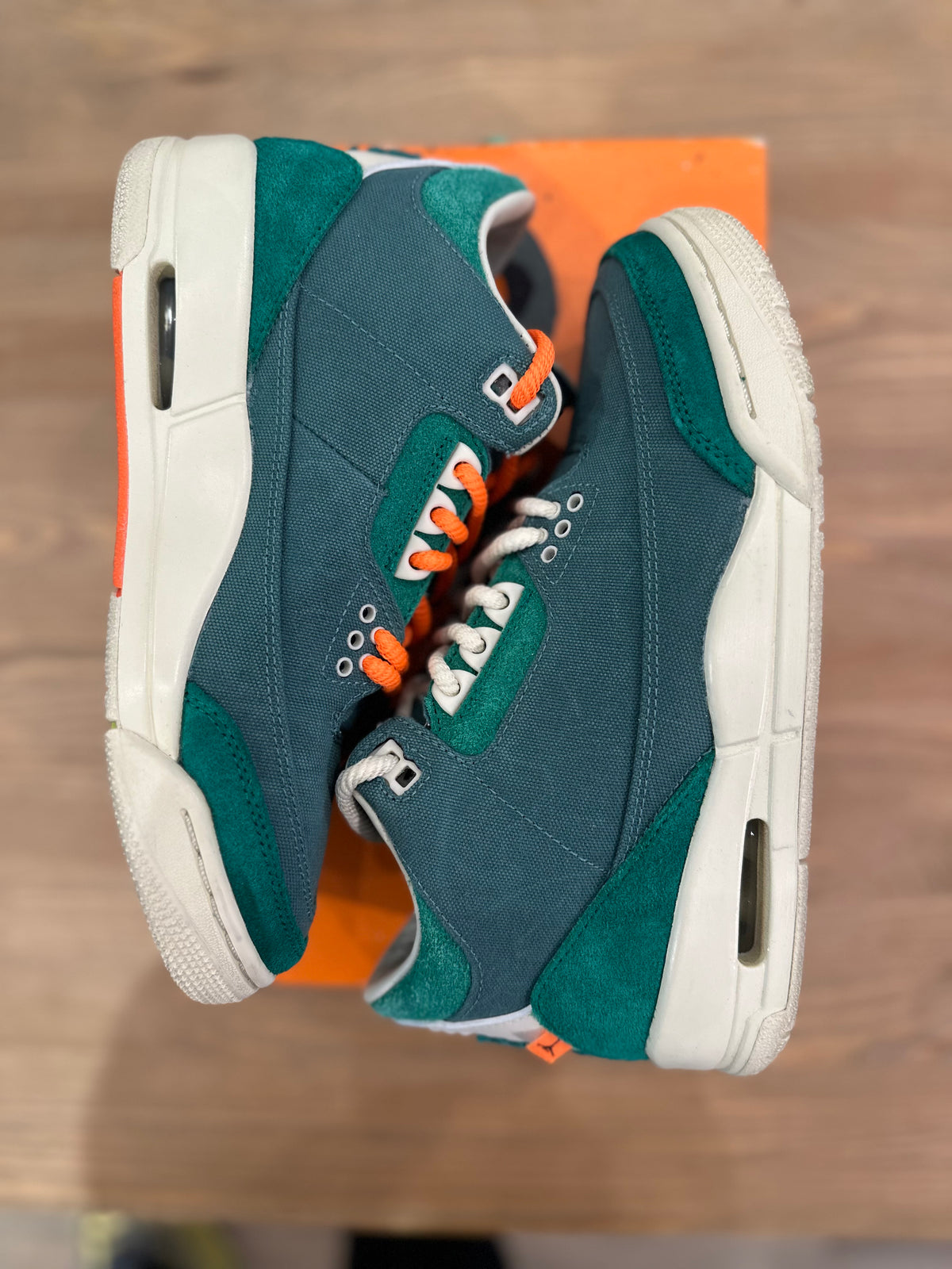 Nike Jordan 3 rétro Nina Chanel ( taille 37,5 )