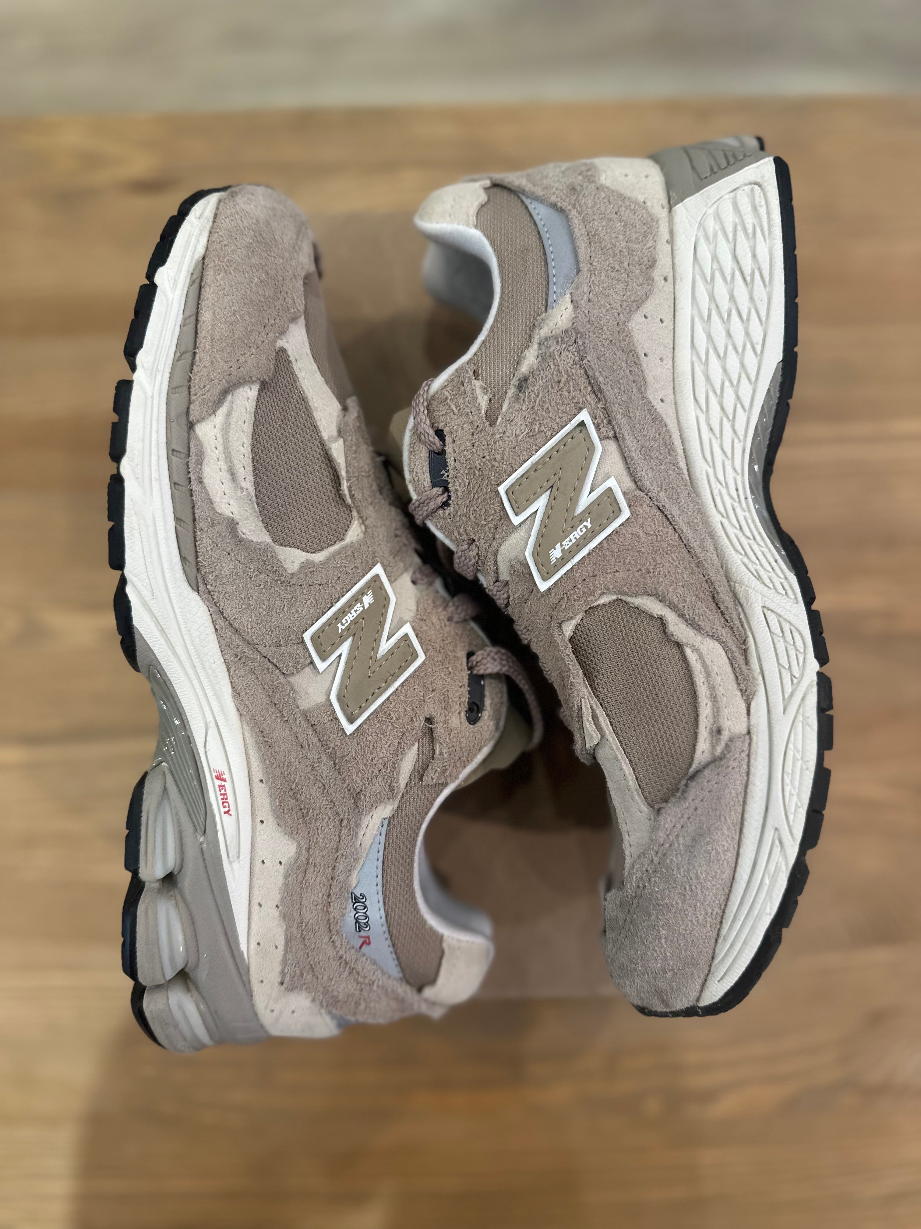 New balance 2002r protection pack driftwood ( taille 42 )