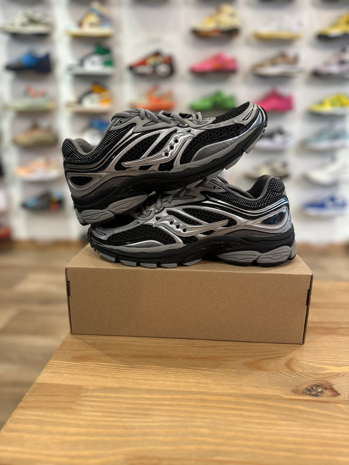 Saucony progrid omni 9 grey black ( taille 42 )