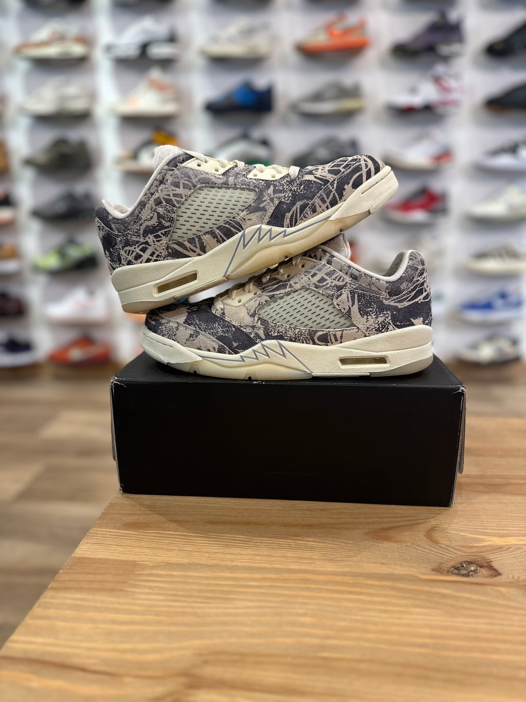 Nike Jordan 5 low rétro expression ( taille 42,5 )