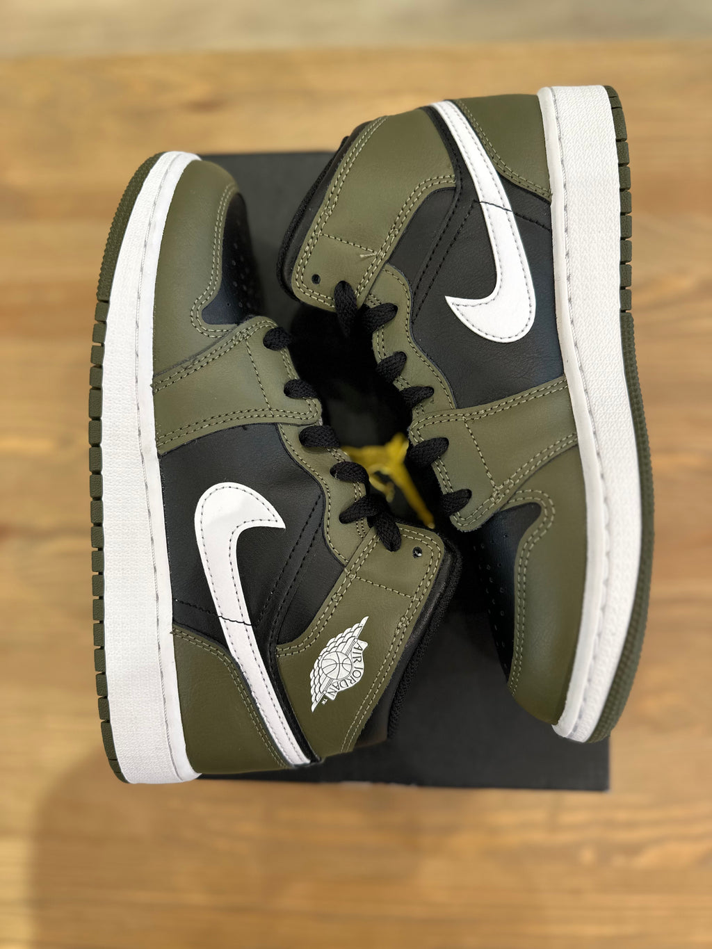 Nike Jordan 1 mid médium olive ( taille 38 )