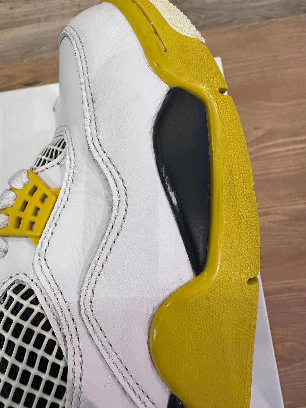 Nike Jordan 4 rétro vivid sulfur ( taille 38,5 )