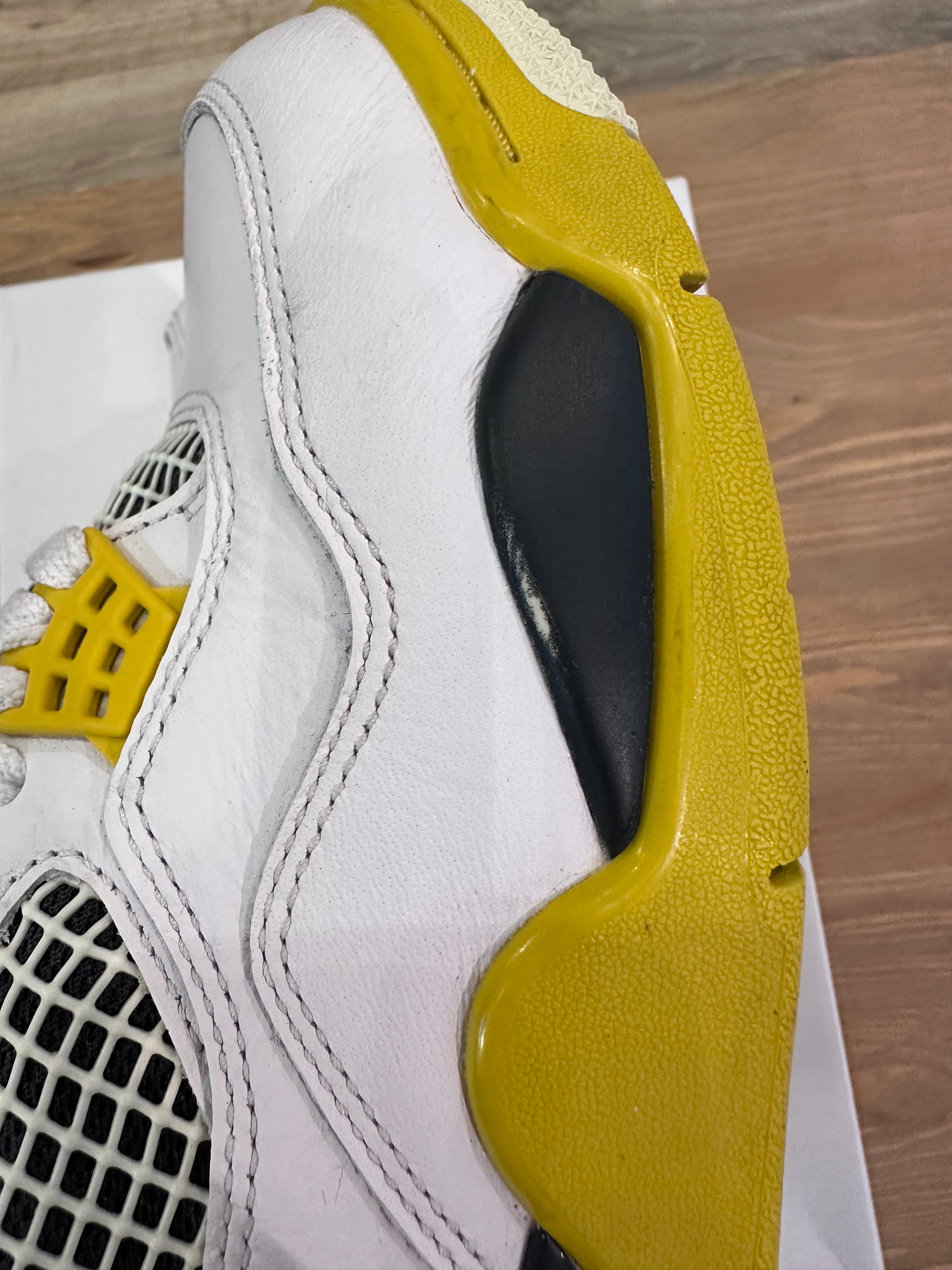 Nike Jordan 4 rétro vivid sulfur ( taille 38,5 )