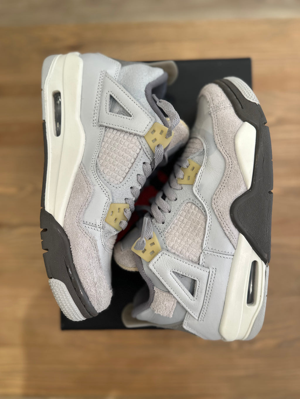 Nike Jordan 4 rétro photon dust ( taille 38,5 )