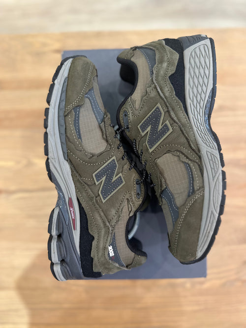 New balance 2002r protection pack dark moss ( taille 40 )