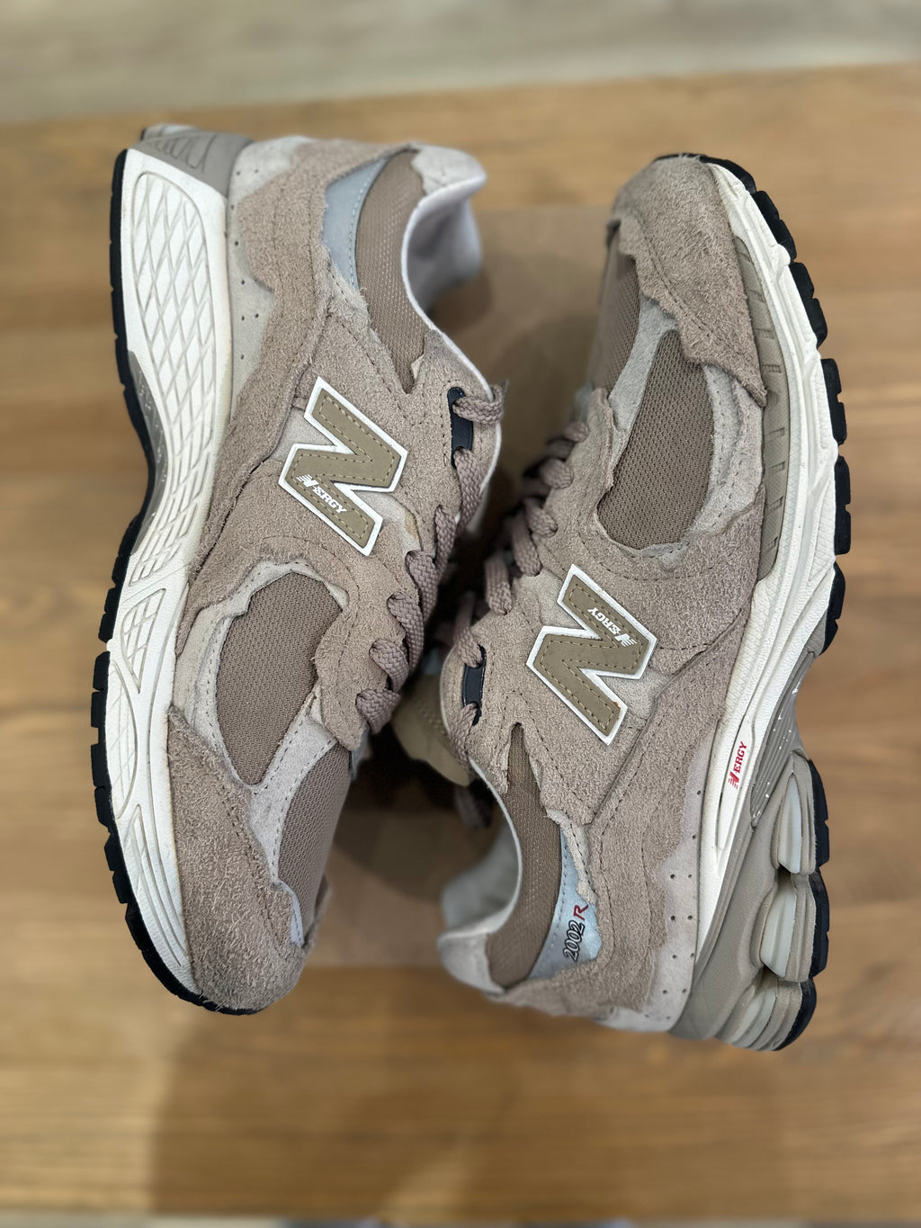 New balance 2002r protection pack driftwood ( taille 44,5 )