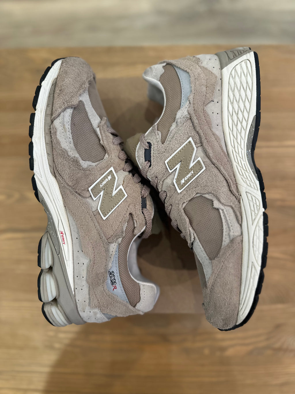 New balance 2002r protection pack driftwood ( taille 44,5 )