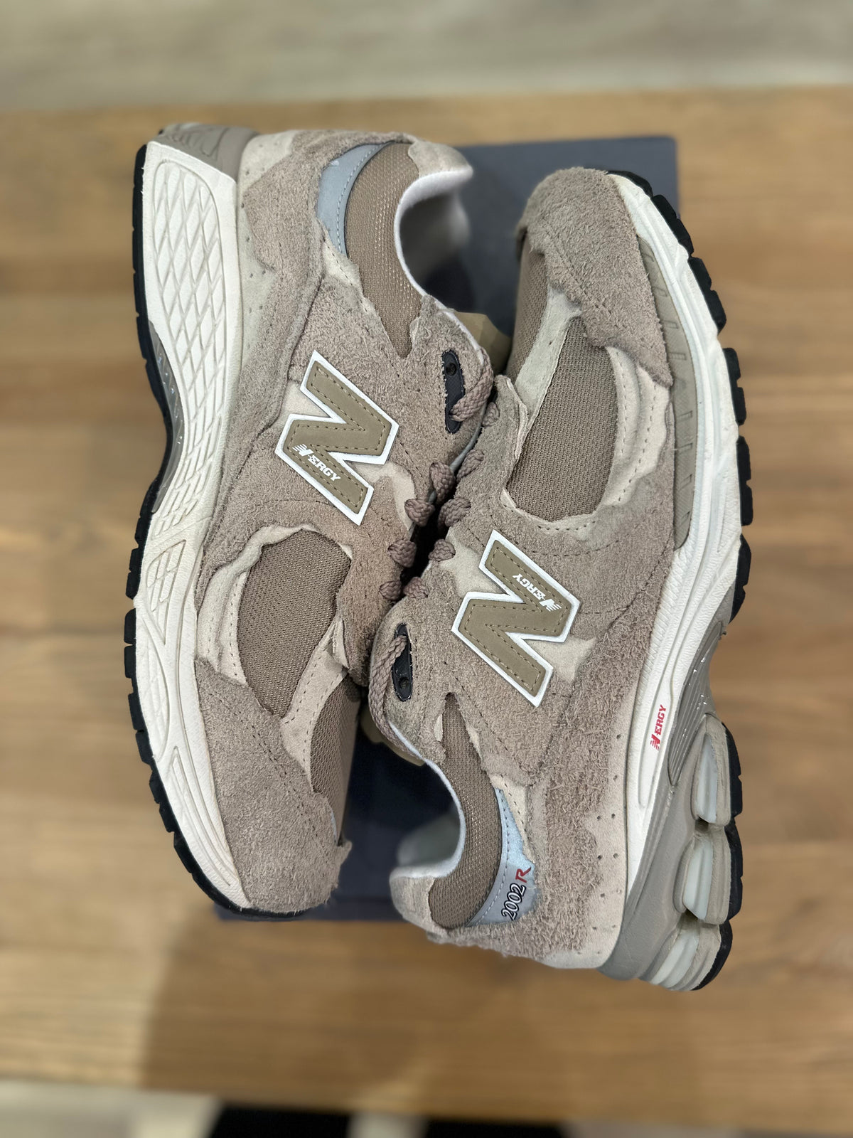 New balance 2002r protection pack driftwood ( taille 42,5 )