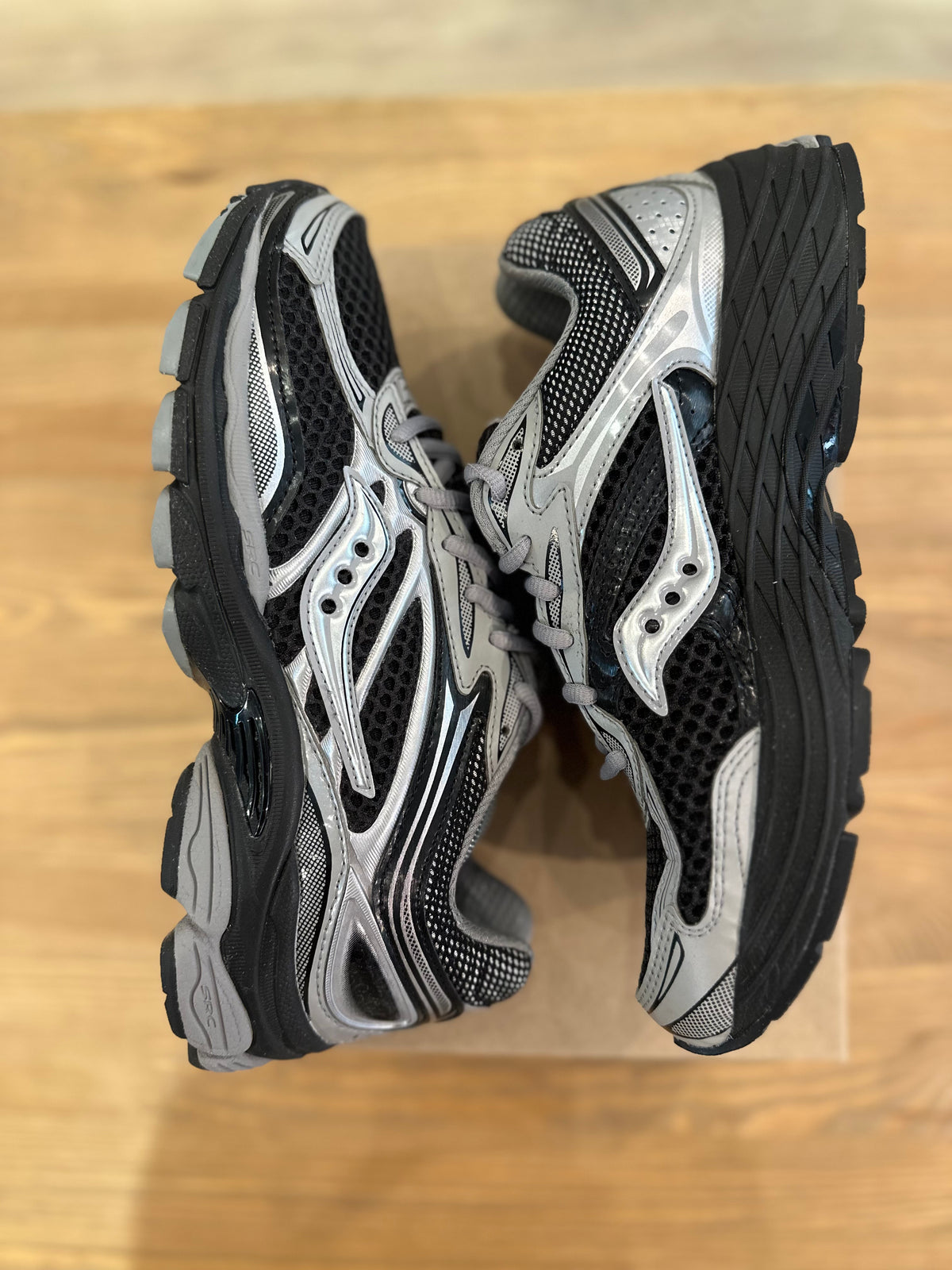 Saucony progrid omni 9 grey black ( taille 42 )