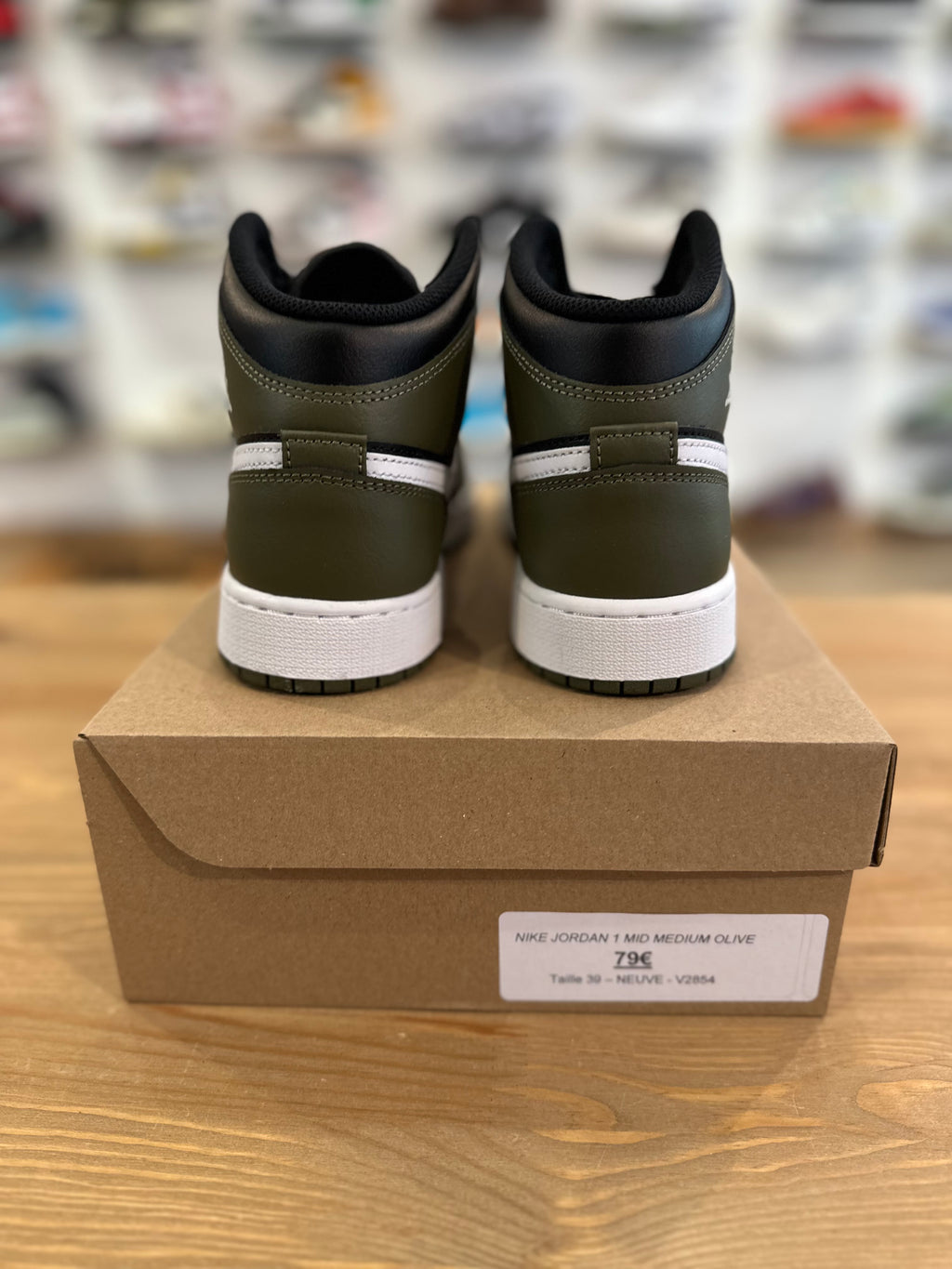 Nike Jordan 1 mid médium olive ( taille 39 )
