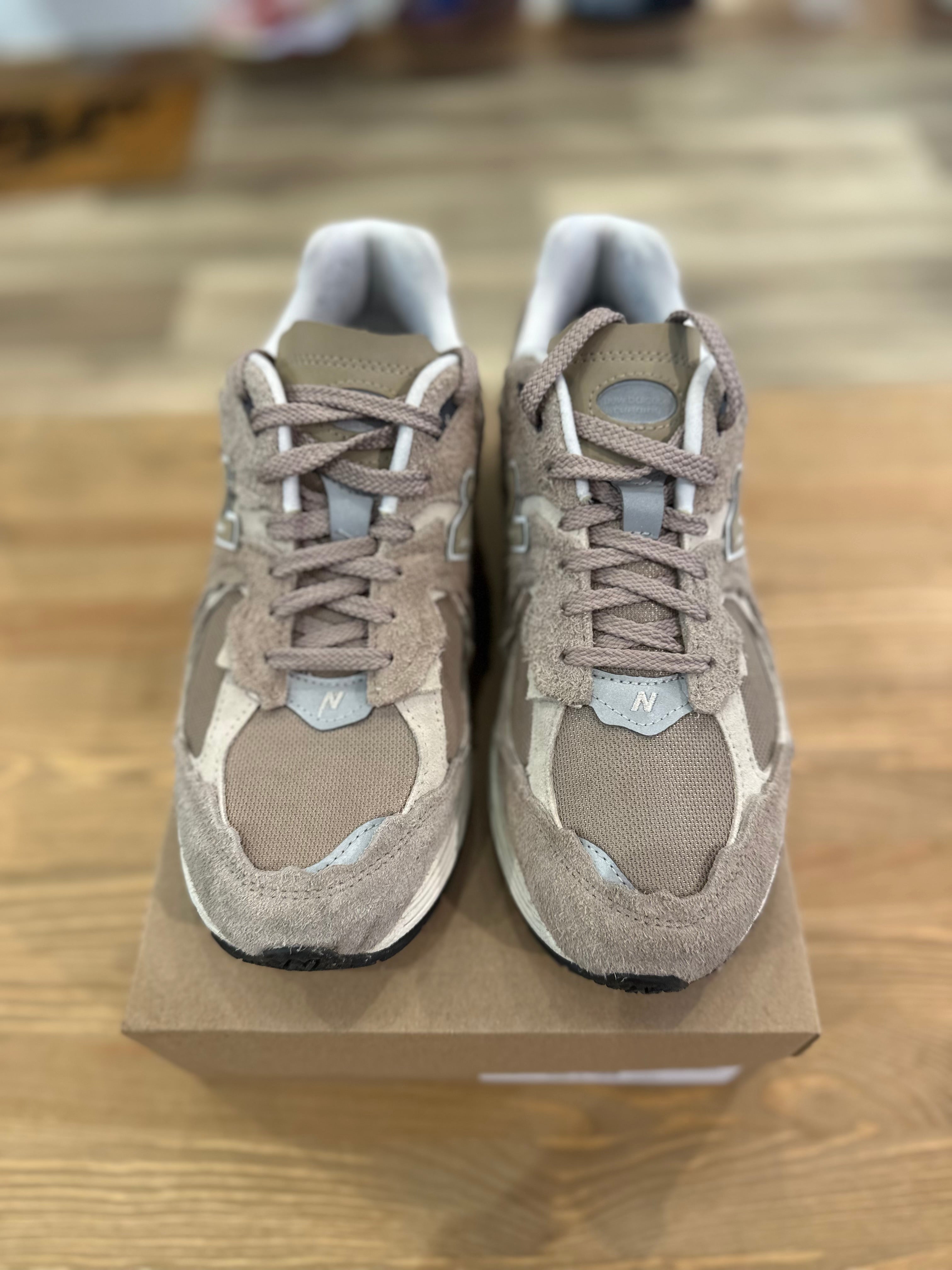 New balance 2002r protection pack driftwood ( taille 42 )