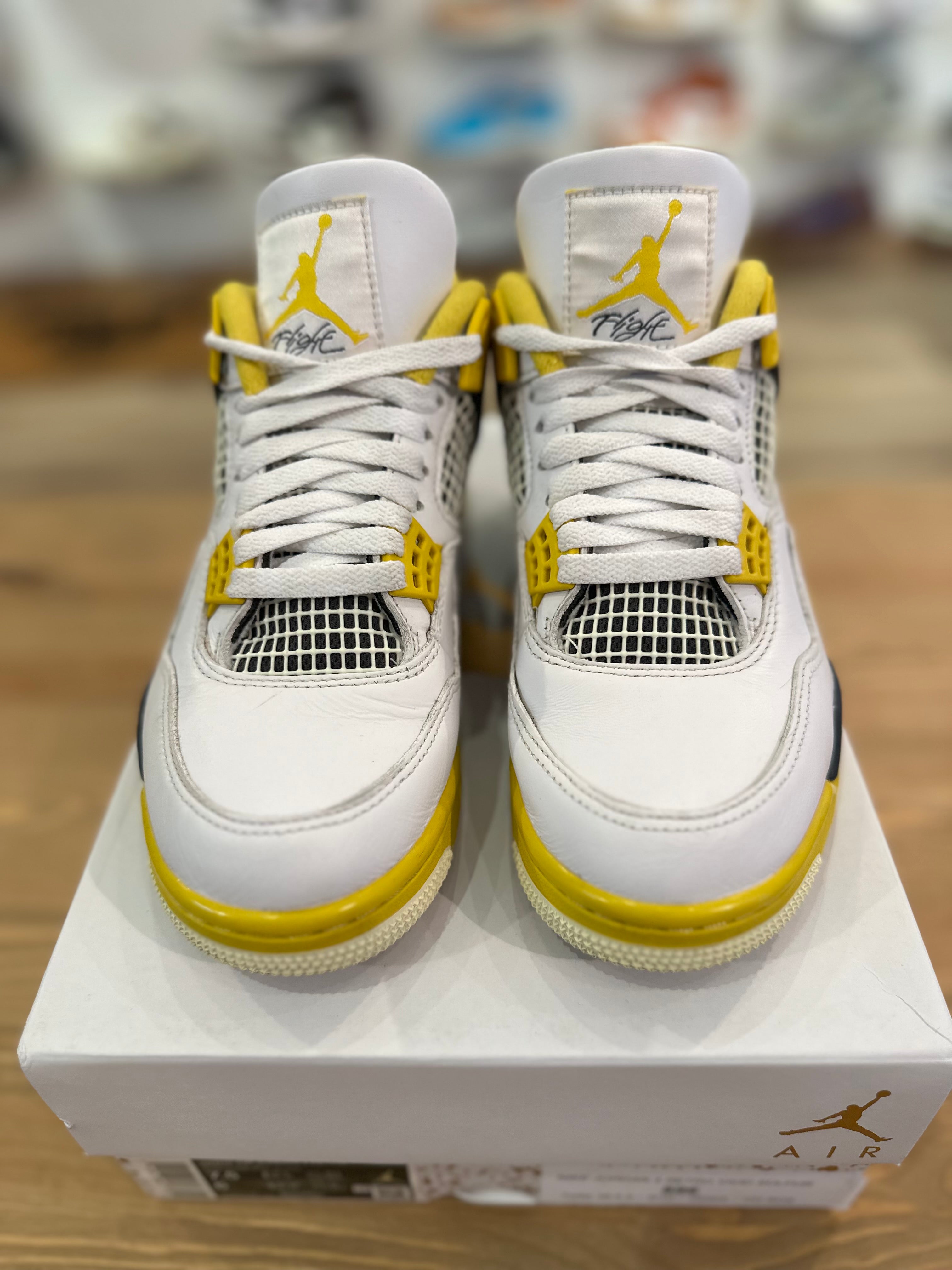 Nike Jordan 4 rétro vivid sulfur ( taille 38,5 )