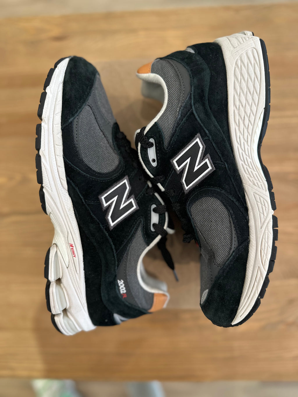 New balance 2002r black sépia ( taille 43 )
