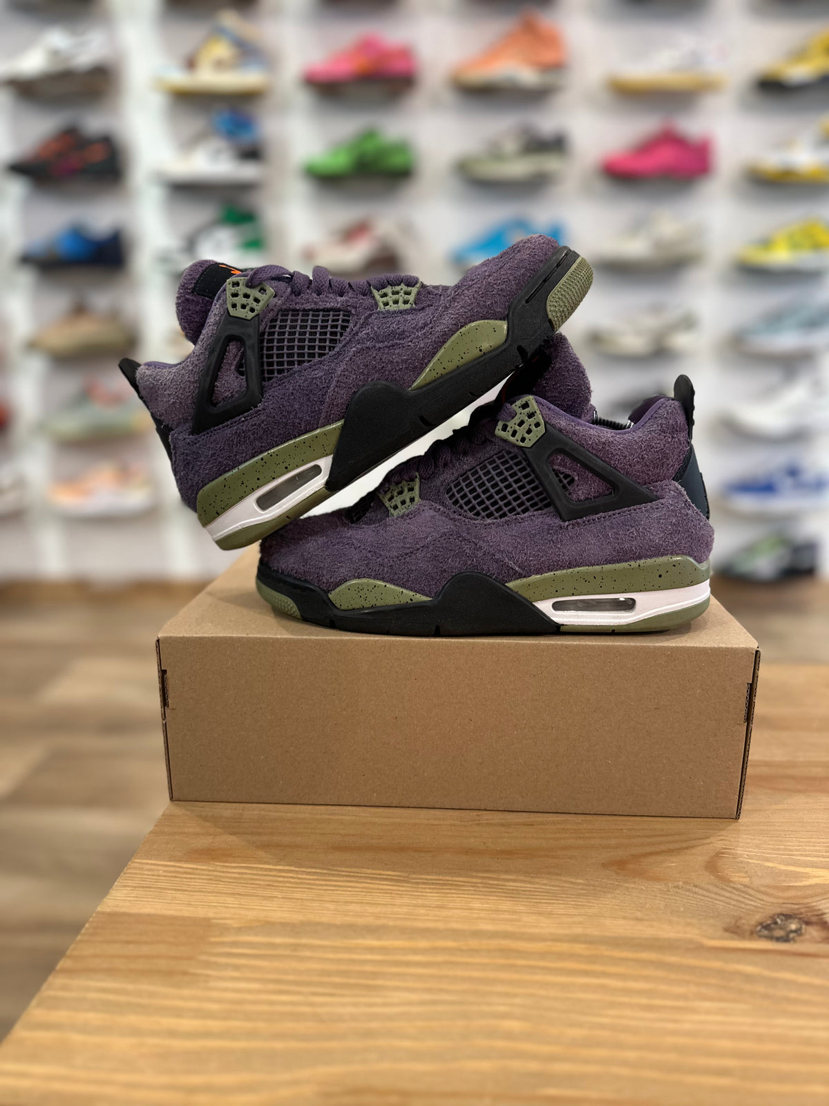 Nike Jordan 4 Rétro canyon purple ( taille 38 )
