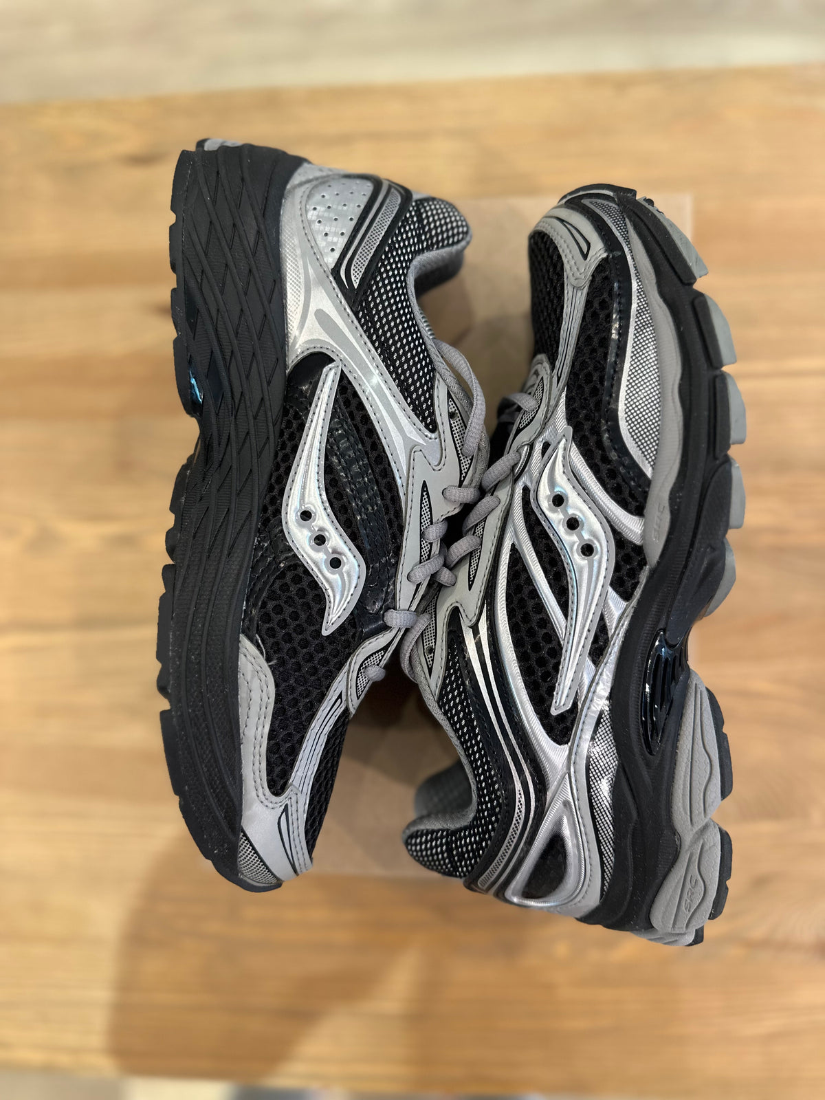 Saucony progrid omni 9 grey black ( taille 42 )