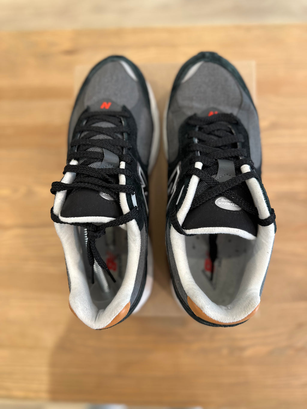 New balance 2002r black sépia ( taille 43 )
