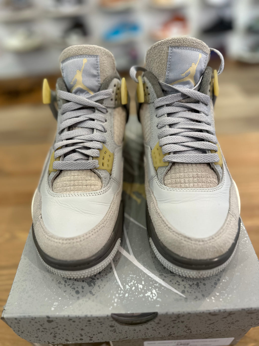 Nike Jordan 4 rétro photon dust ( taille 40,5 )