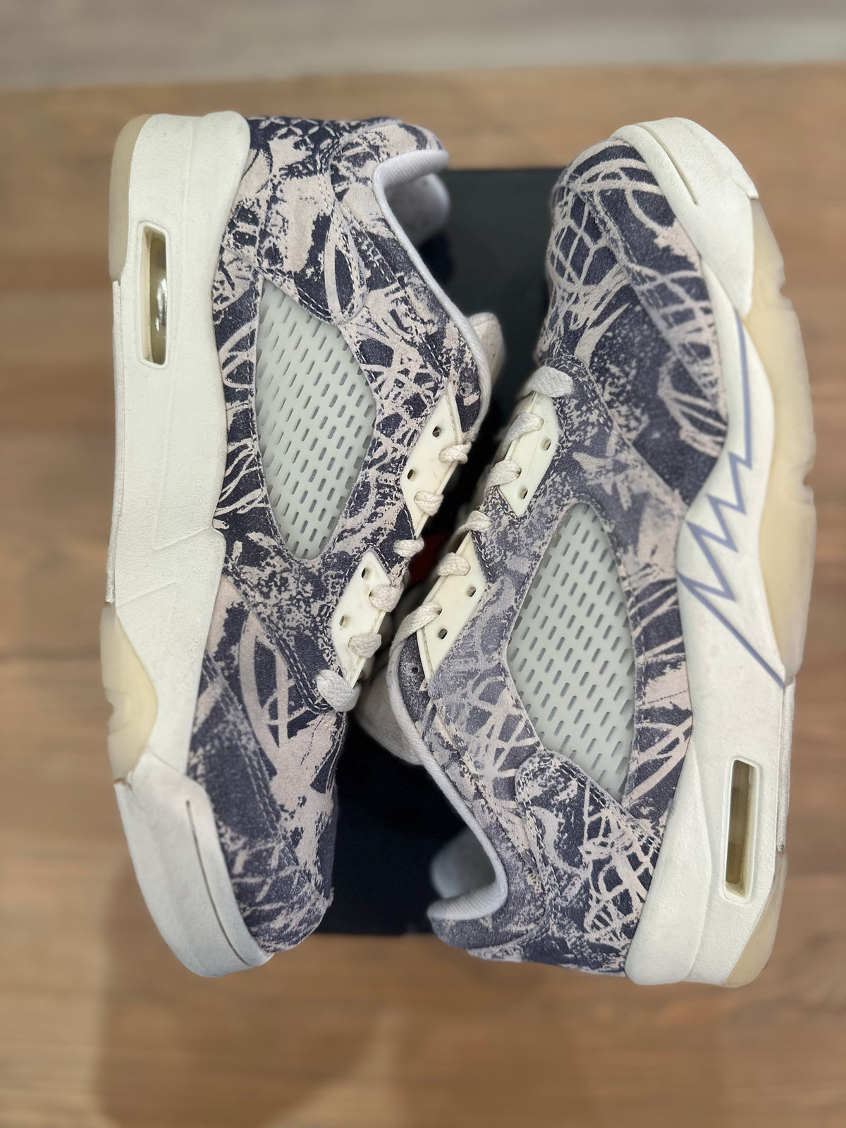 Nike Jordan 5 low rétro expression ( taille 42,5 )