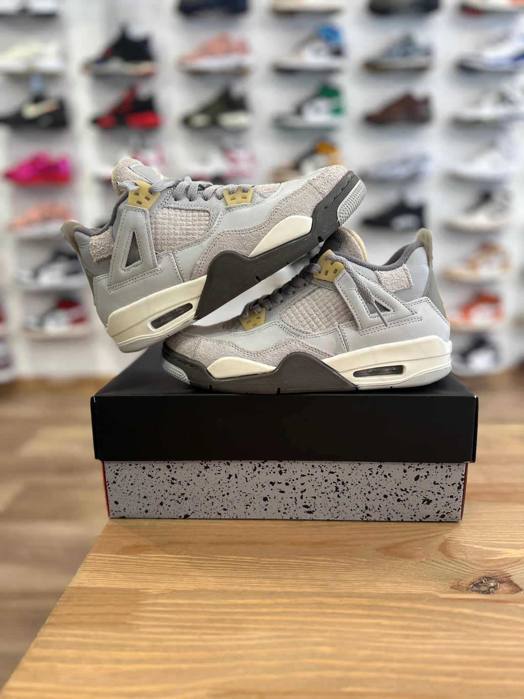 Nike Jordan 4 rétro photon dust ( taille 38,5 )