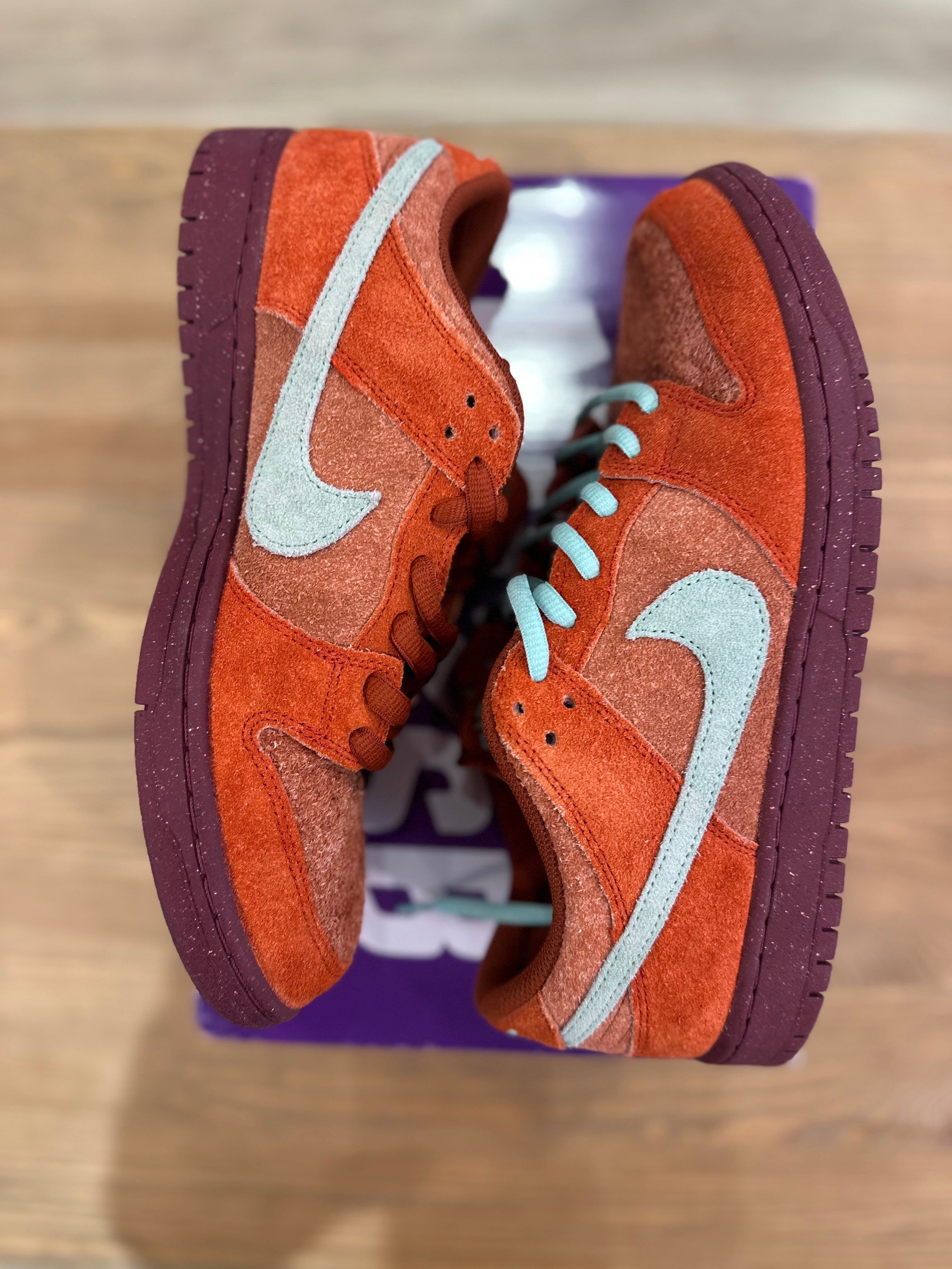 Nike sb dunk low mystic red ( taille 43 )
