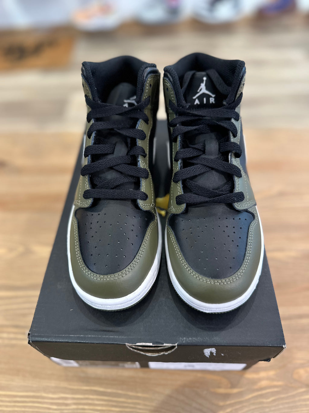 Nike Jordan 1 mid médium olive ( taille 38 )