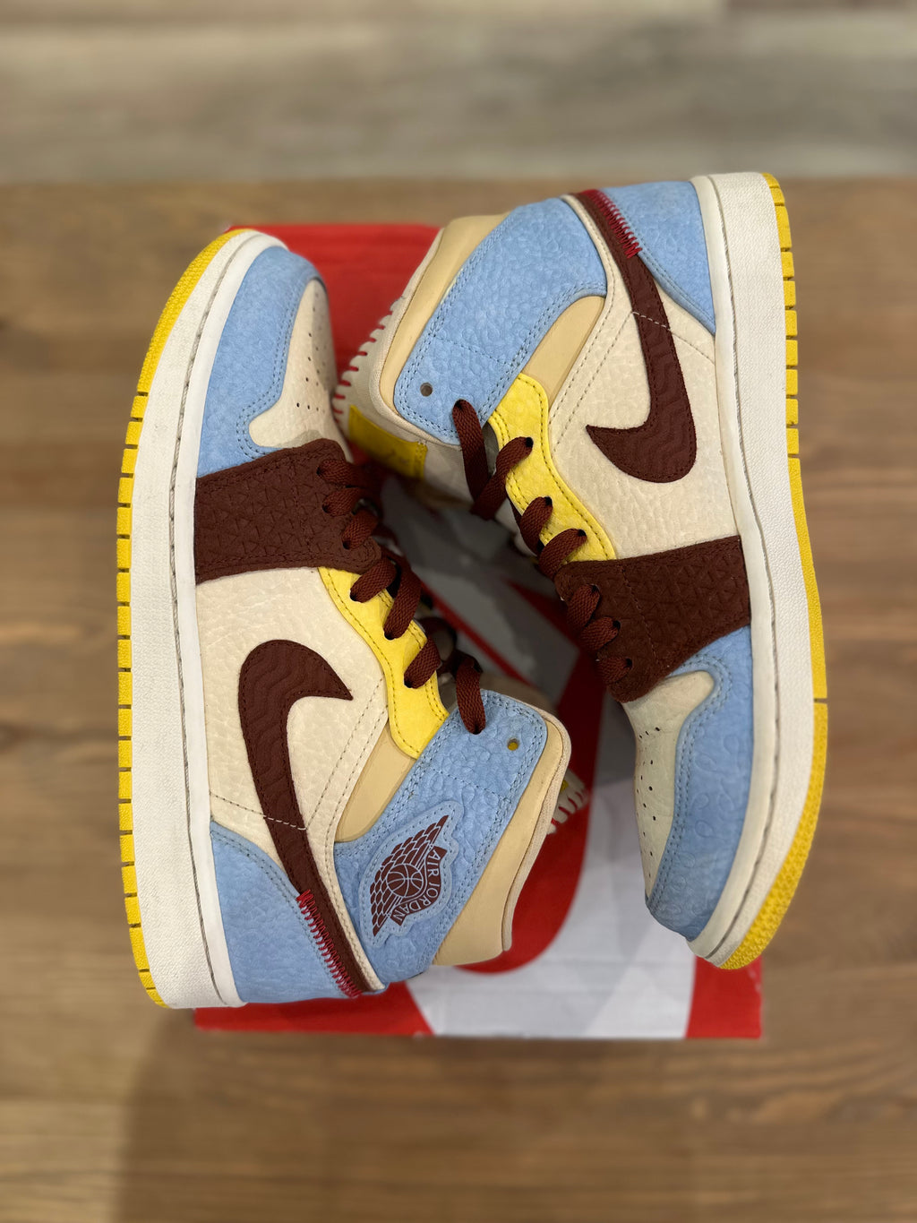 Nike Jordan 1 mid maison châteaurouge ( taille 42,5 )