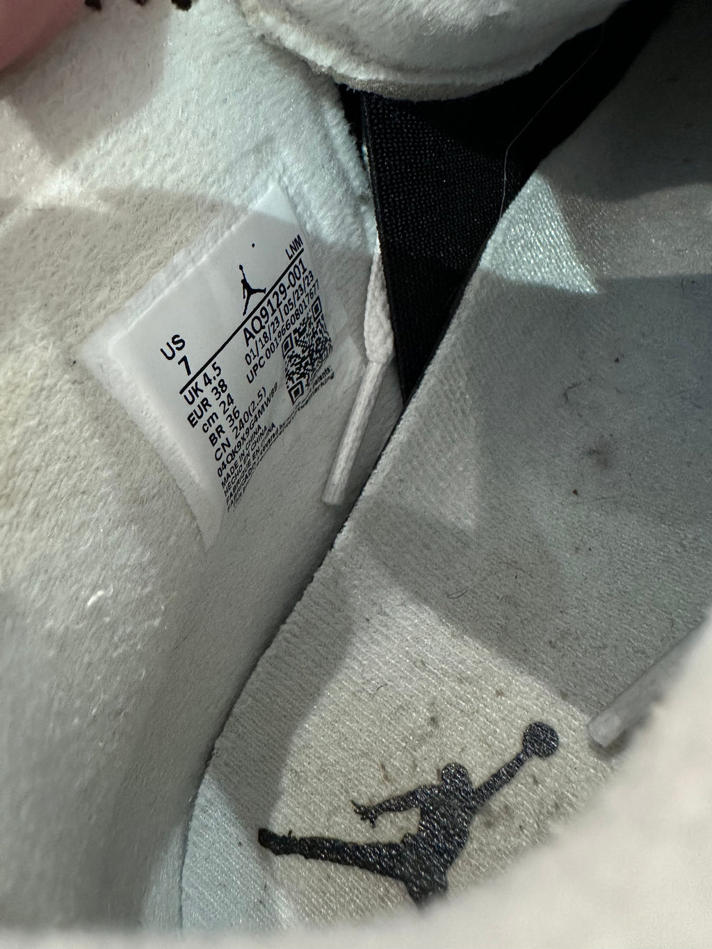 Nike Jordan 4 rétro Frozen moments ( taille 38 )